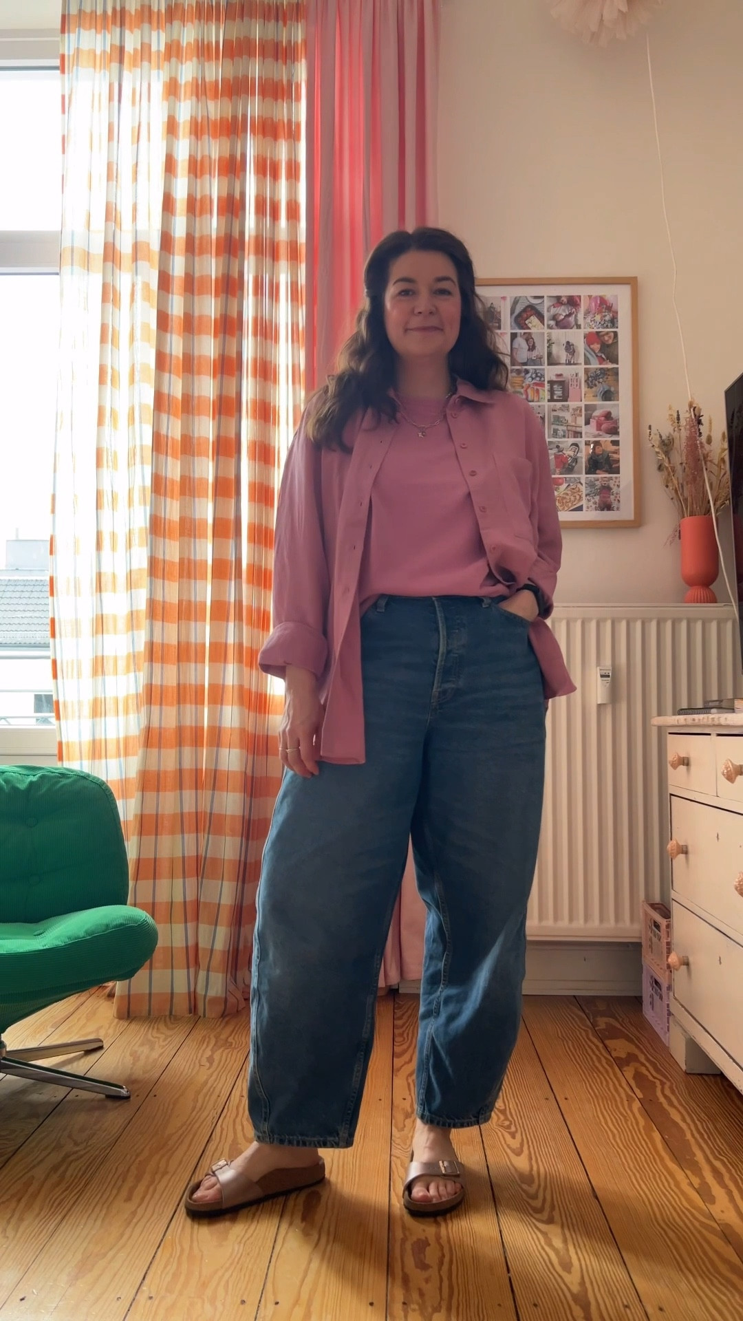 Die besten neuen Teile sind die, die man easy kombinieren kann mit dem, was man schon im Kleiderschrank hat! Hier das rosa Leinenhemd und Shirt neu - perfekt zu meiner GELIEBTEN Barrel-Jeans und Sandalen. 
Und die passende Leinenhose zum Hemd - matcht super mit Streifenshirt und roten Plateau-Sneakern❤️🥰. #armedangels #jeans #leinen #dopaminedressing #mumlook 

#LTKdeutschland #LTKjeans #LTKspring