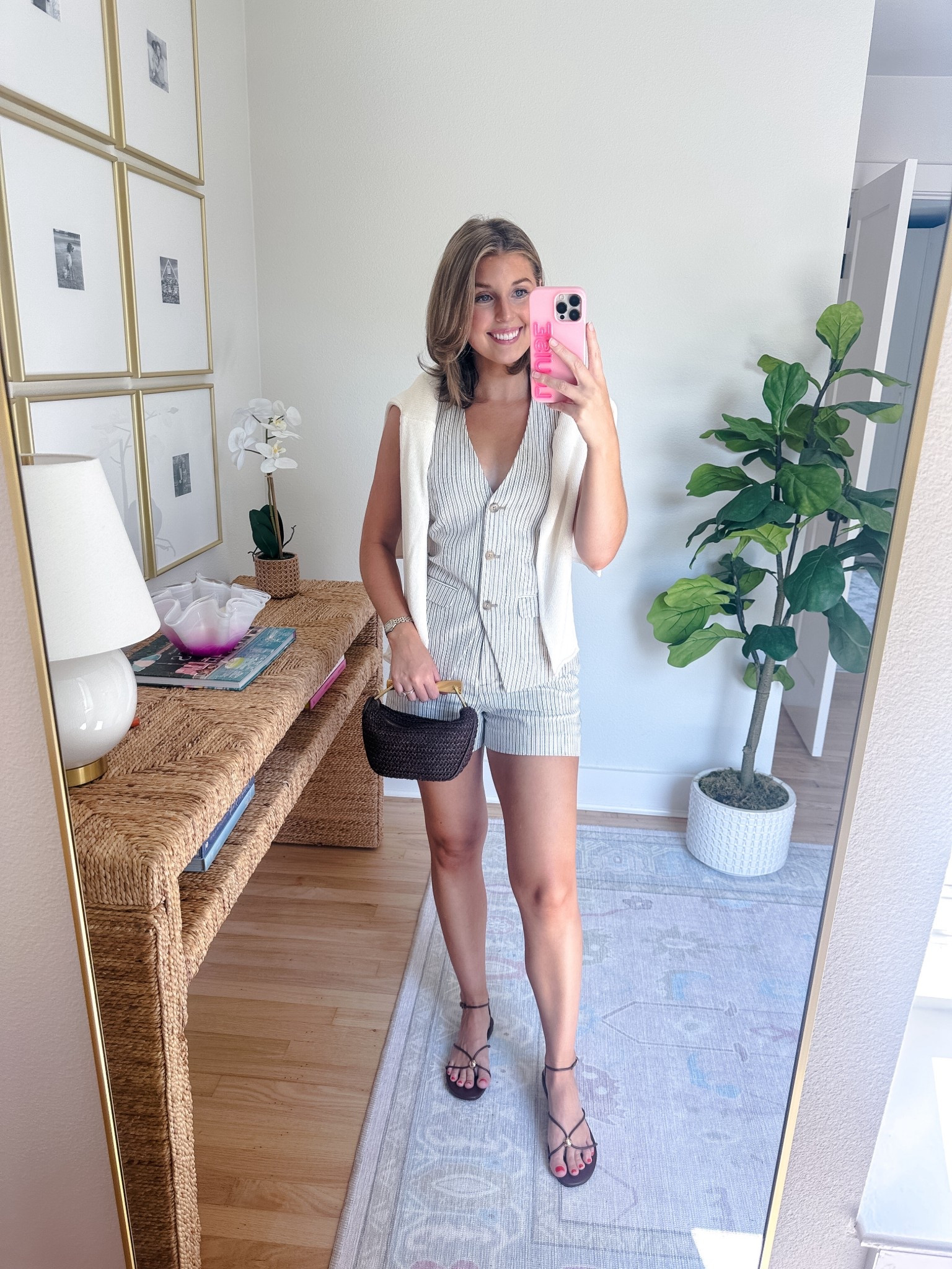 Summer outfit idea from Express! Wearing an XS in top and 2 in shorts!

@express #DressToExpress #ExpressPartner