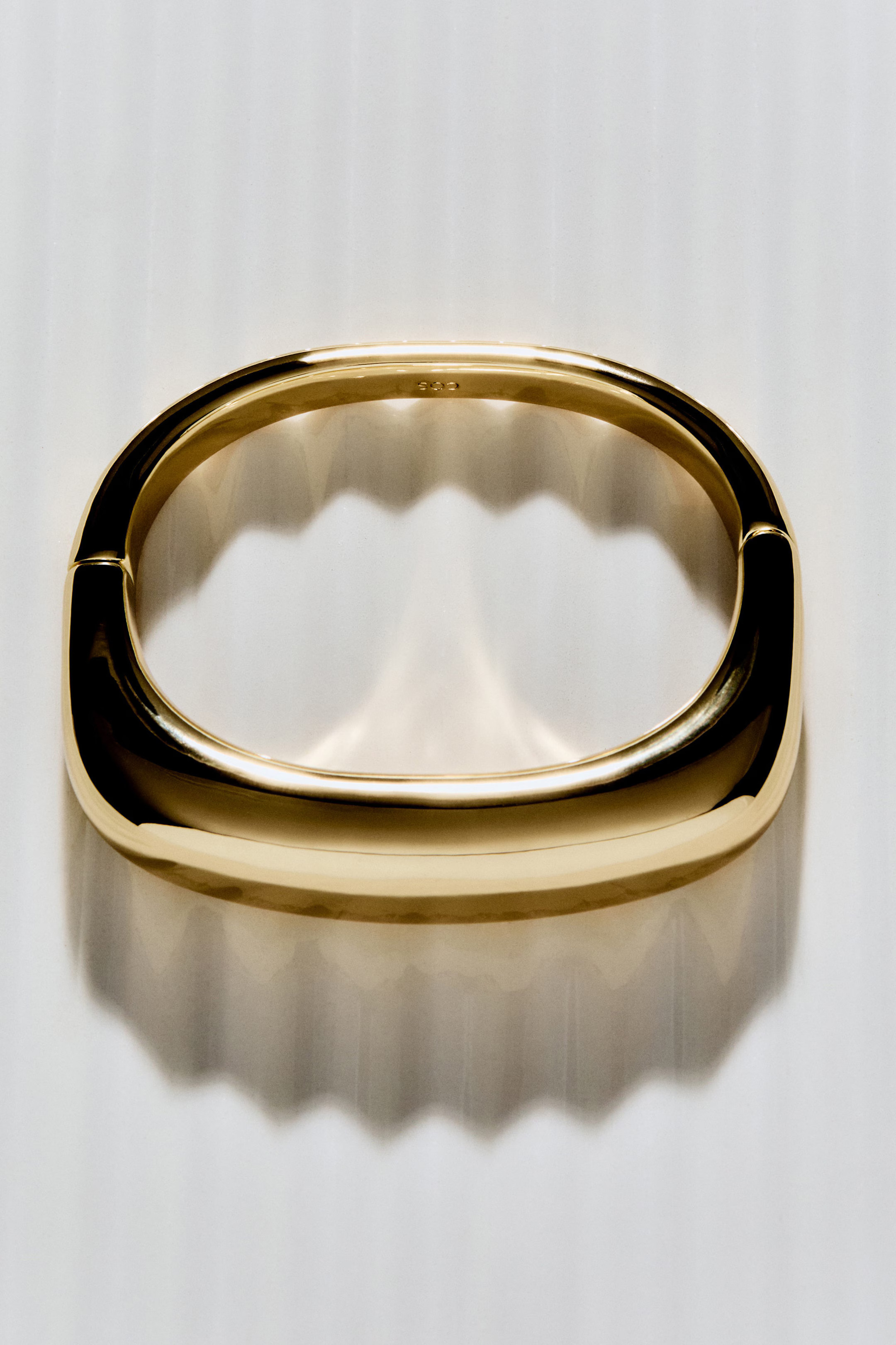 CHUNKY HINGED BANGLE - GOLD | COS (EU)