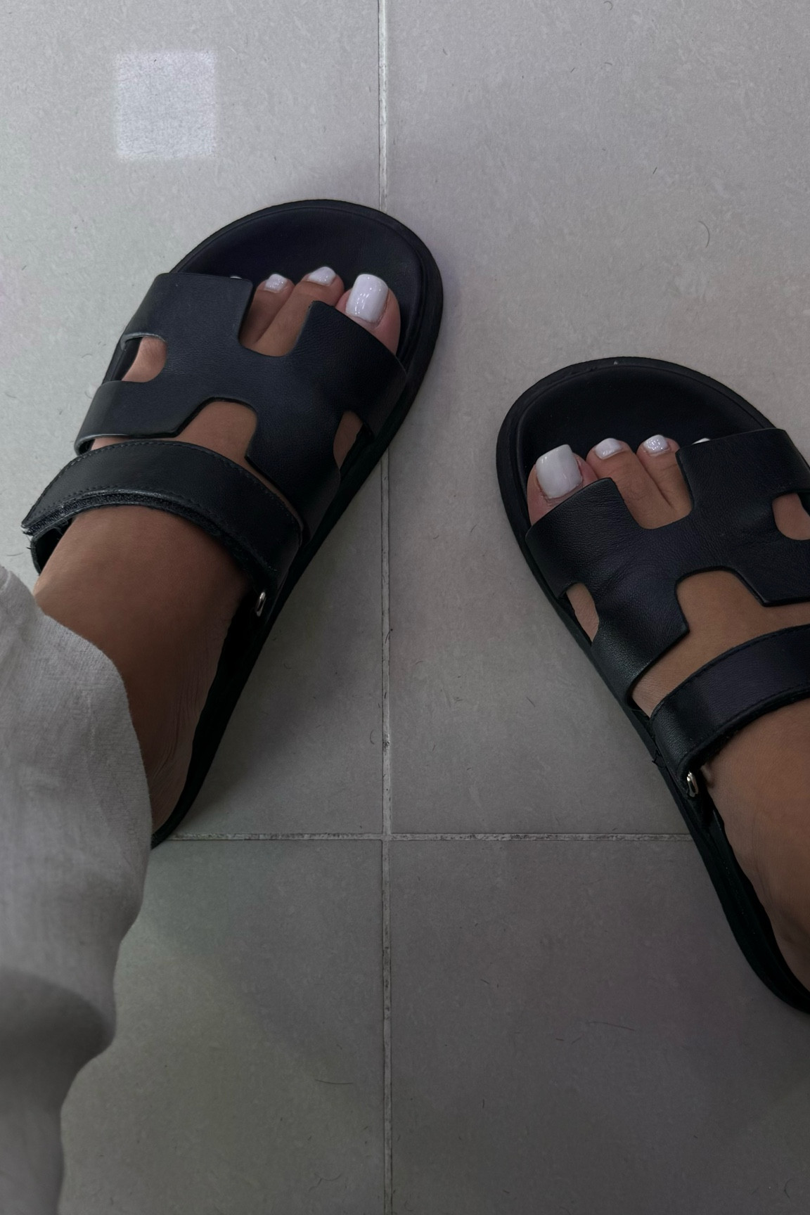 cute & comfy hermes dupe
wearing size 7 (true to size)