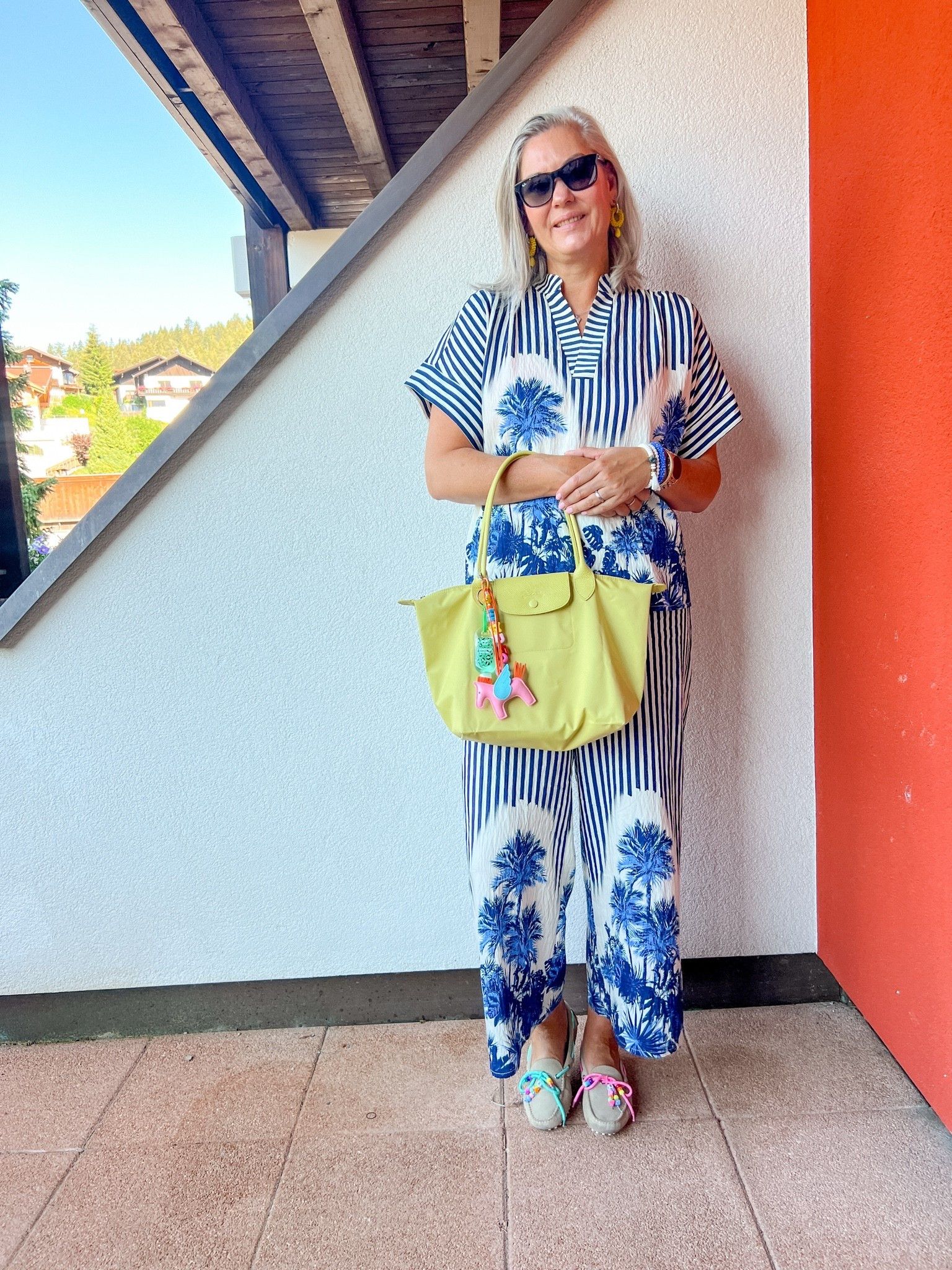 OOTD - Zaterdag. Iets wat je niet zo vaak ziet, 2 dagen achter elkaar dezelfde outfit. Dit ivm een overnachting onderweg. 

Ik draag het pak in maat 42. 

Blauw gestreepte co-ord set met palmbomen print, Ray-Ban RB4181 zonnebril en line geel Longchamp Le Pliage tas. De suède moccasins zijn heel oud en heb ik zelf opgeleukt met gekleurde veters en kralen.

#LTKnederlands #LTKeurope #LTKtravel