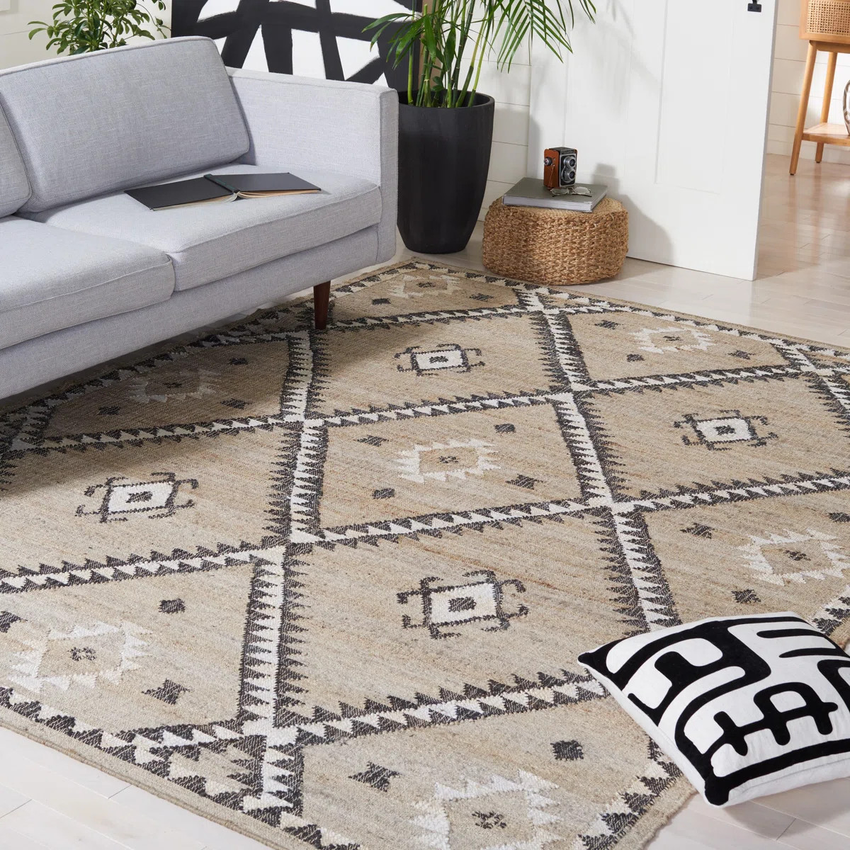 Mabrey Southwestern Handmade Flatweave Jute Area Rug in Gray/Black | Wayfair North America