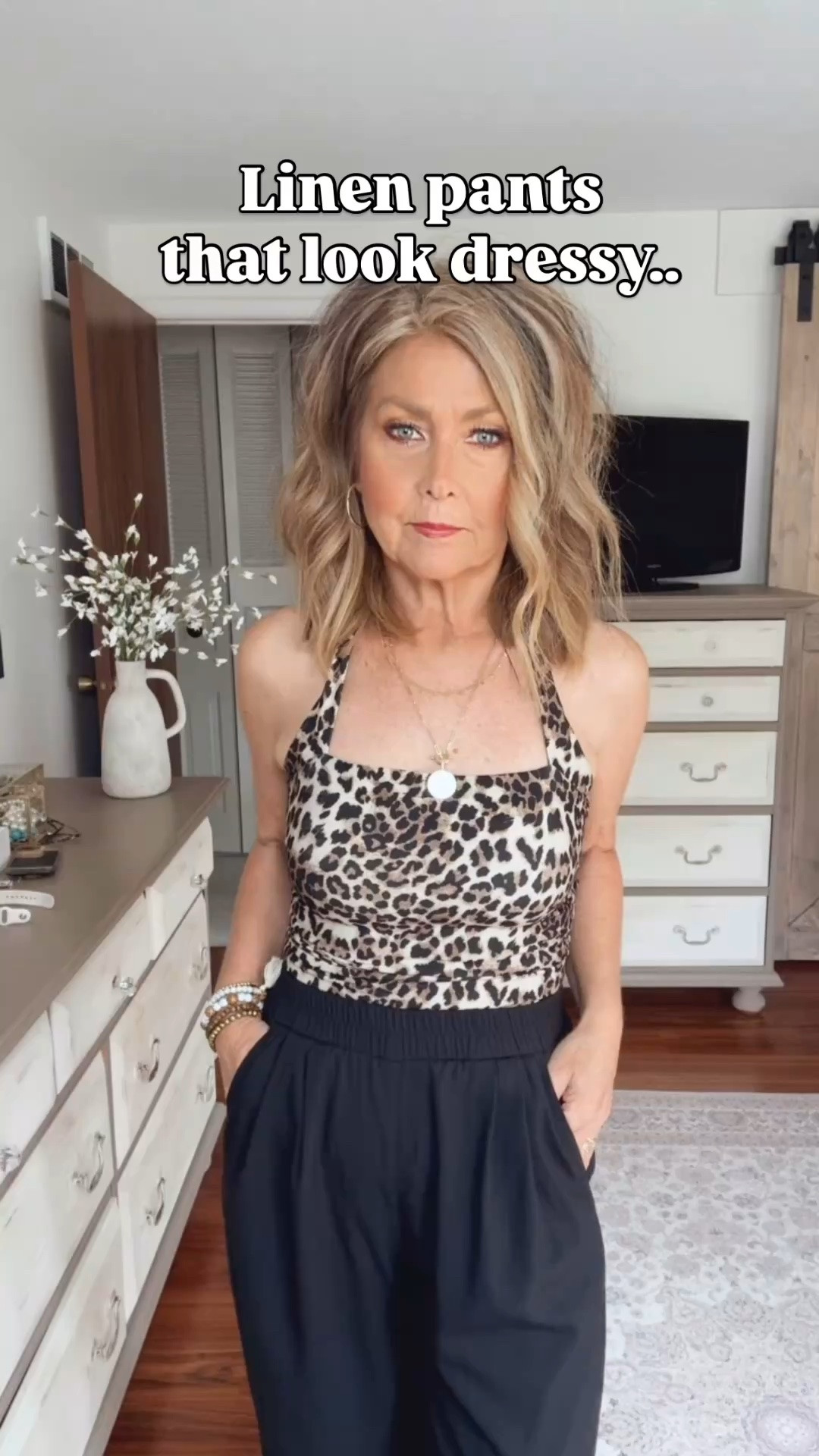 😊How I wish these pants were trendy when I was teaching! I would have had a pair in every color!
⭐️The pants look like dress pants, but feel like sweatpants.
⭐️Dress them up or throw on a graphic tee! Very versatile.
True to size. I’m wearing a size small