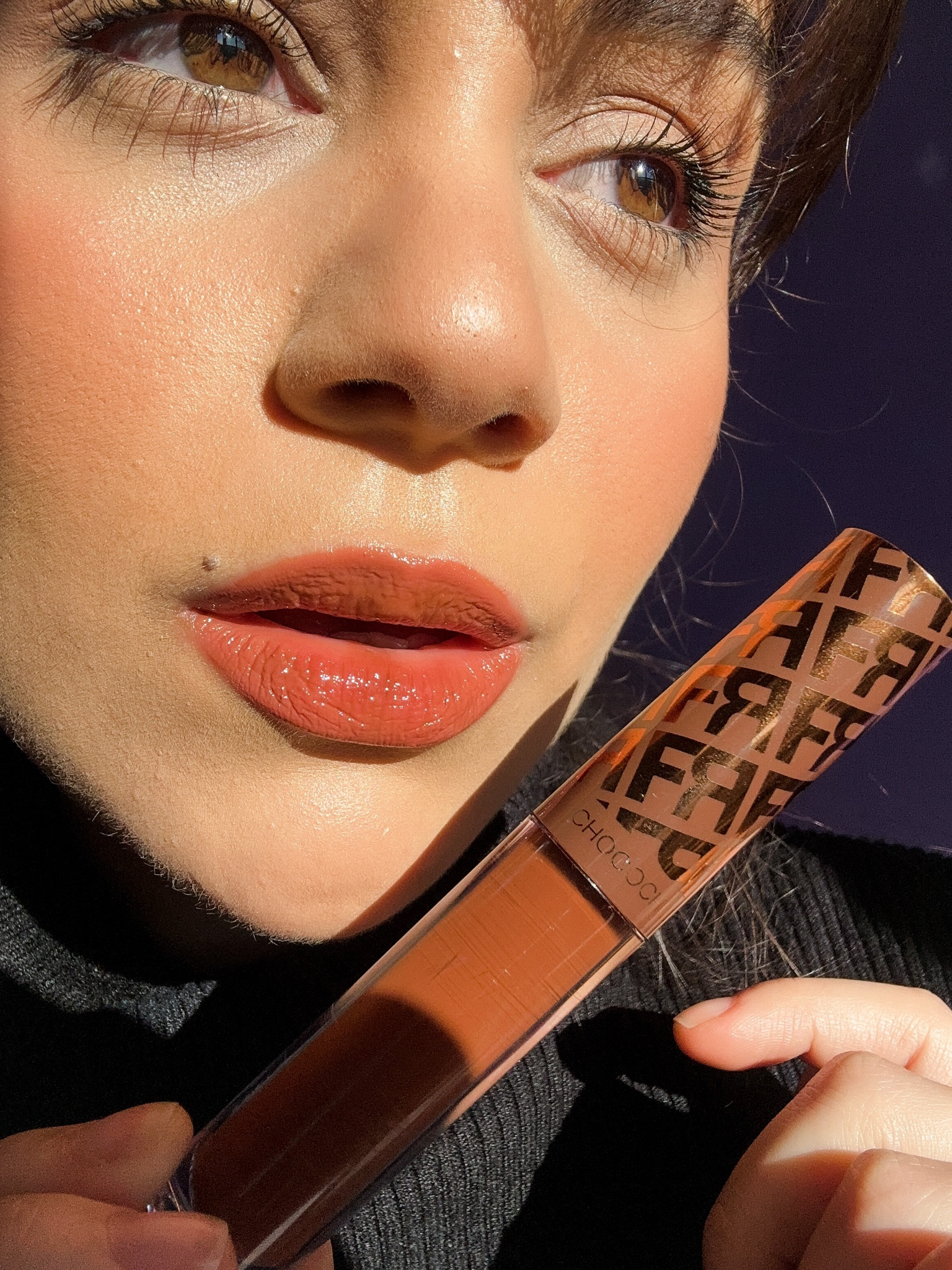 Um dos gloses mais lindos! 🥹🤎
.
O Chocochilli é um gloss cor de chocolate, transparente e vinílico, que tem cheirinho de chocolate 🍫. 

Além da cor marrom, que está super em alta no nosso outono 🍂, ele também aumenta a boca instantaneamente! 
.
Por dar esse volume nos lábios ele dá uma pinicada/ardência como se fosse uma pimenta, mas logo passa. ✨

#LTKbrasil #LTKbeauty