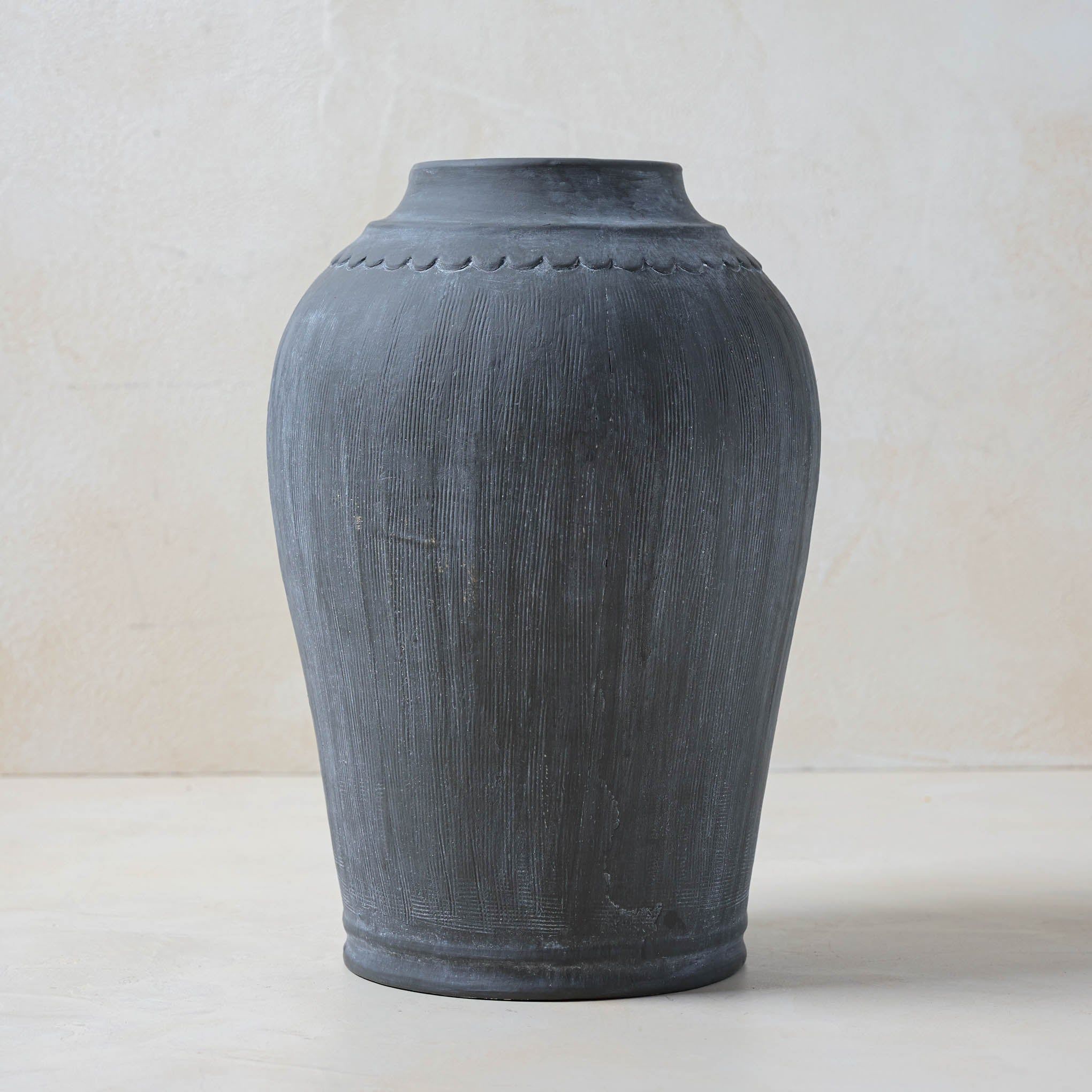 Scalloped Black Vase | Magnolia