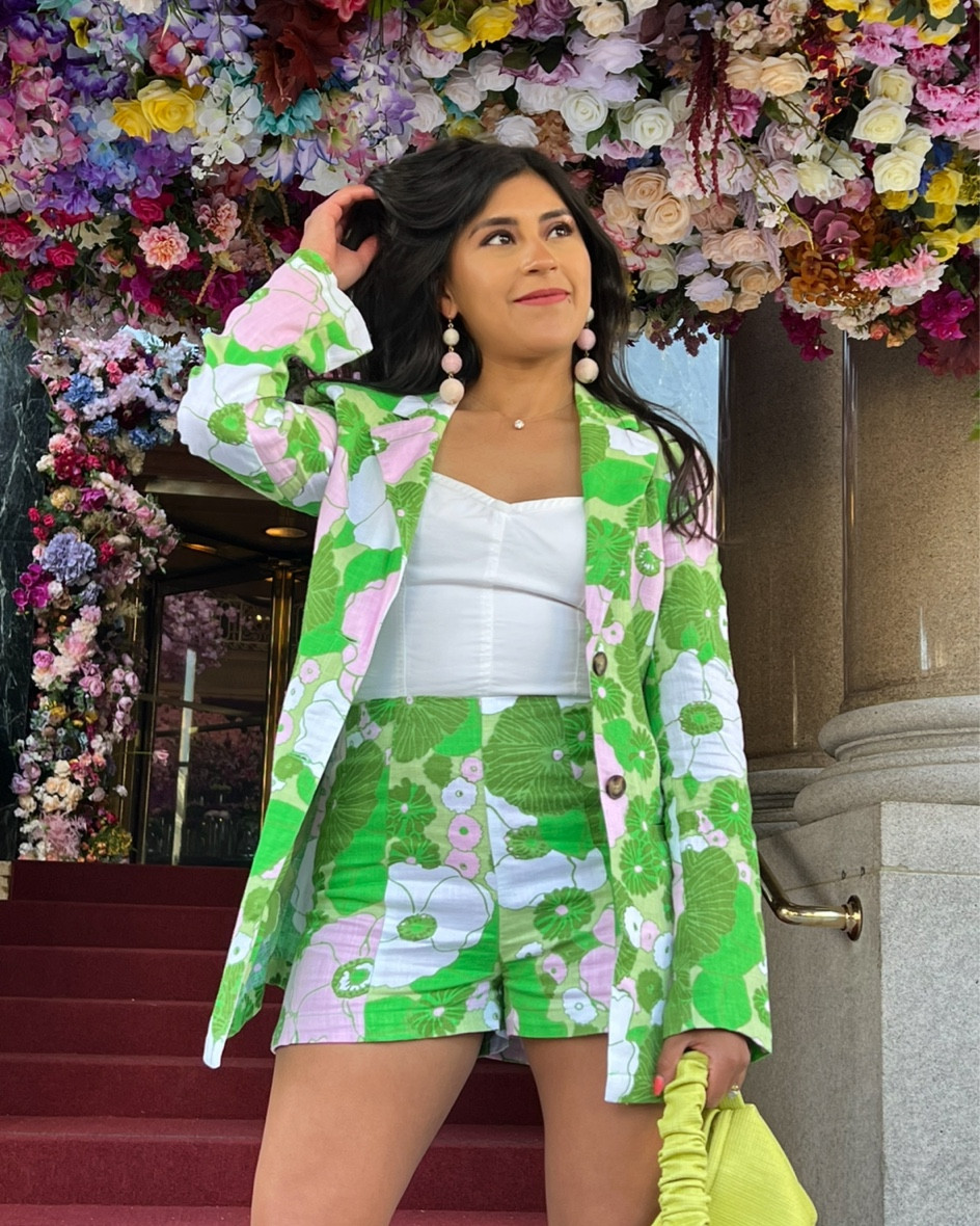 Spring 🌸 time suit. Cute paired with a white crop top or wear it buttoned with nothing underneath for a spicy 🌶️ look! 