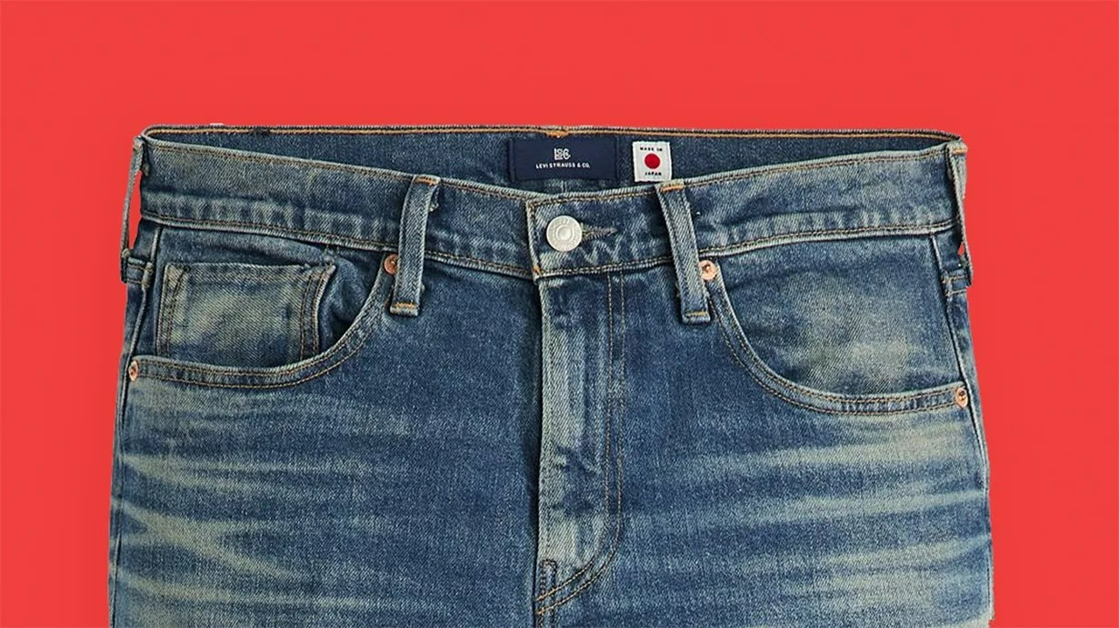 Inspirada no design da marca dos anos 1970 e feita com denim japonês, a coleção Blue Tab da Levi’s foca na construção de silhuetas em jeans, nos detalhes técnicos e na matéria-prima para elevar qualidade do produto clássico.

O resultado são calças e jaquetas jeans quase sem lavação, silhuetas amplas e linhas retas, além de caimentos confortáveis. Por isso, Blue Tab é um tipo peça curinga, como um básico premium, com toque especial caimento obtido pelo peso do tecido e pelo tom escuro de índigo. 

 #LTKbrasil #LTKhomens #LTKjeans