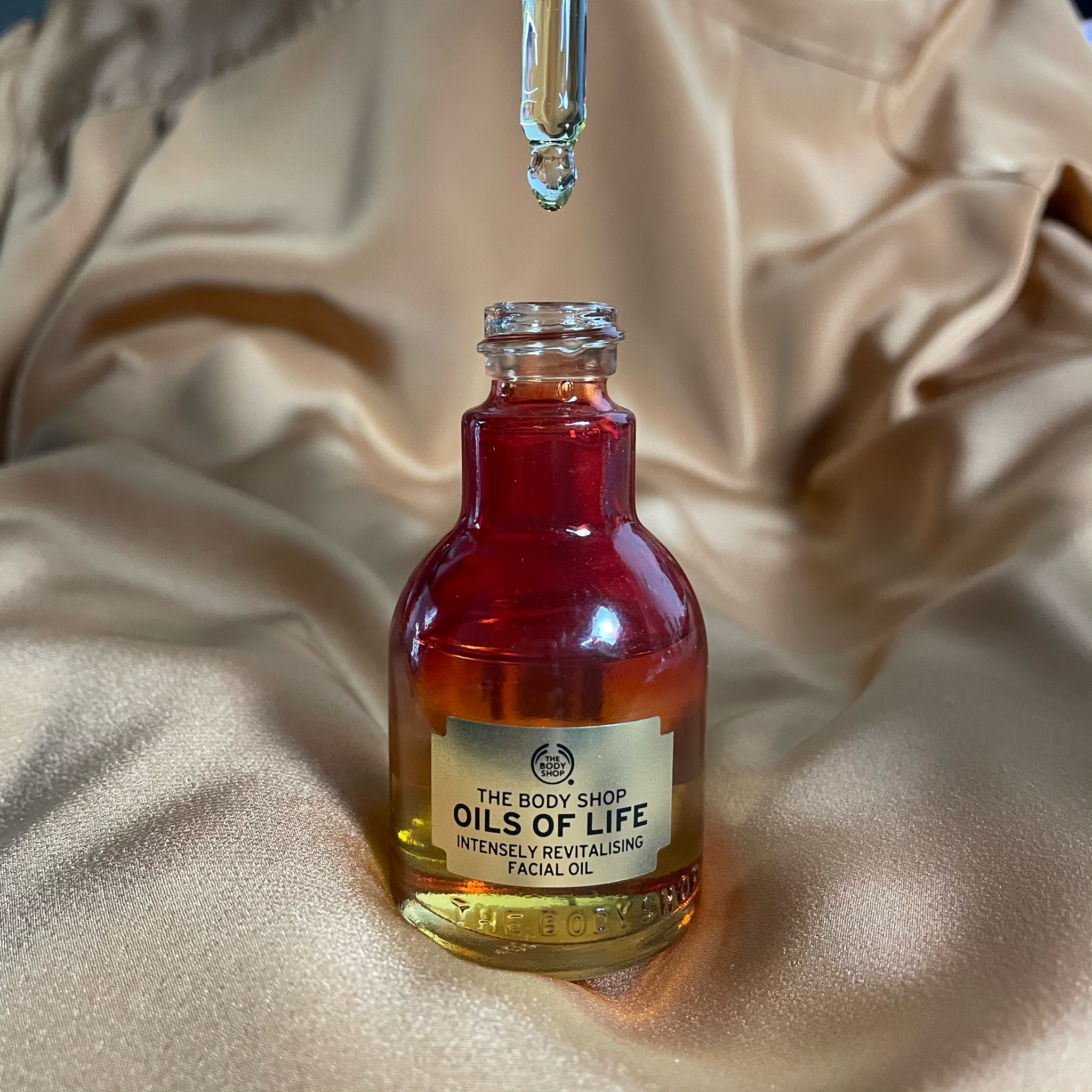 em termos de hidratação facial densa, eu sou obcecado em óleos faciais, oils of life da the body shop faz perfeitamente esse papel.

Um blend de vários óleos essenciais de várias regiões do mundo proporciona uma hidratação intensa e prolongada com toque leve, perfeito para usar a noite. 

#LTKmens #LTKbrasil #LTKFind