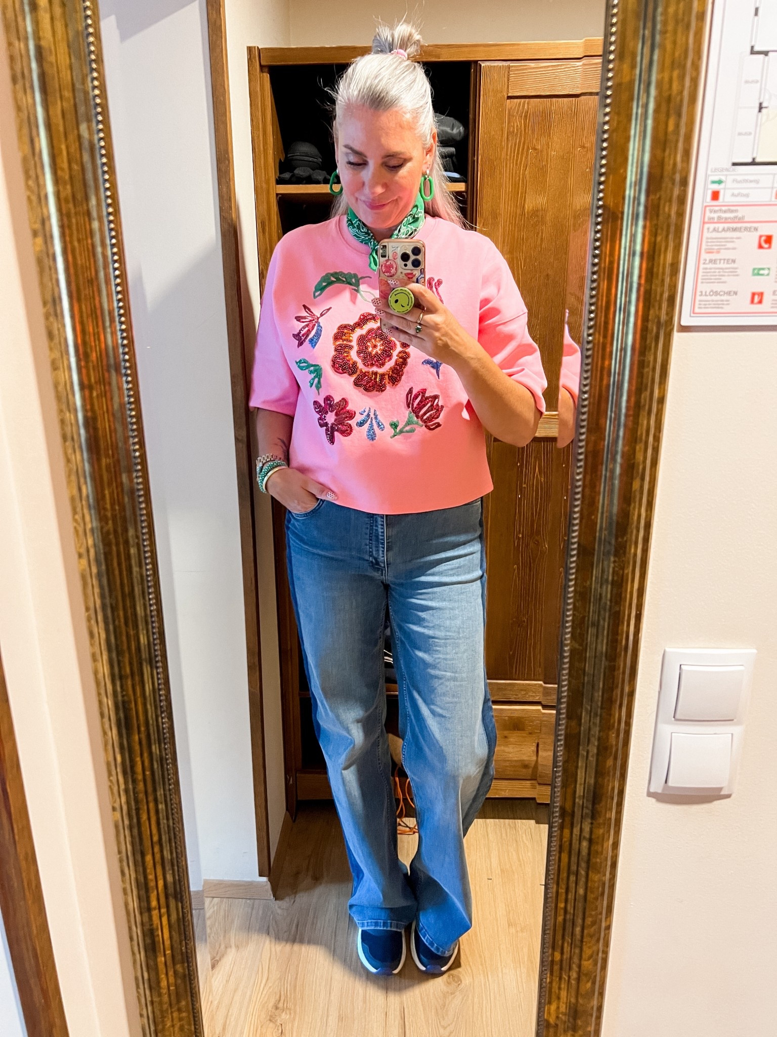 OOTD - Maandag. Roze sweater met korte mouwen en pailletten (Norah, maat 40), groene bandana, wide leg jeans (Miss Etam Lang, maat 40), blauwe wollen sneakers van Giesswein (code MARLOUS20)




#LTKnederlands #LTKstyletip #LTKeurope