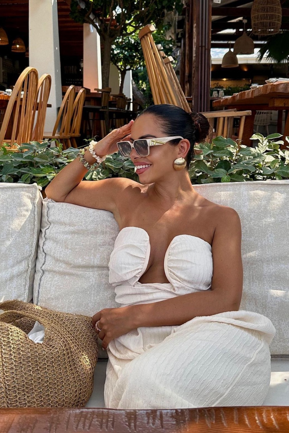 combinaison bustier blanche, combi pantalon d’été, combinaison large crème, lunettes de soleil carrées en acétate, lunettes de soleil Fendi blanches, boucles d’oreilles coquillage, look d’été, tenue élégante 

#LTKSeasonal #LTKunder50