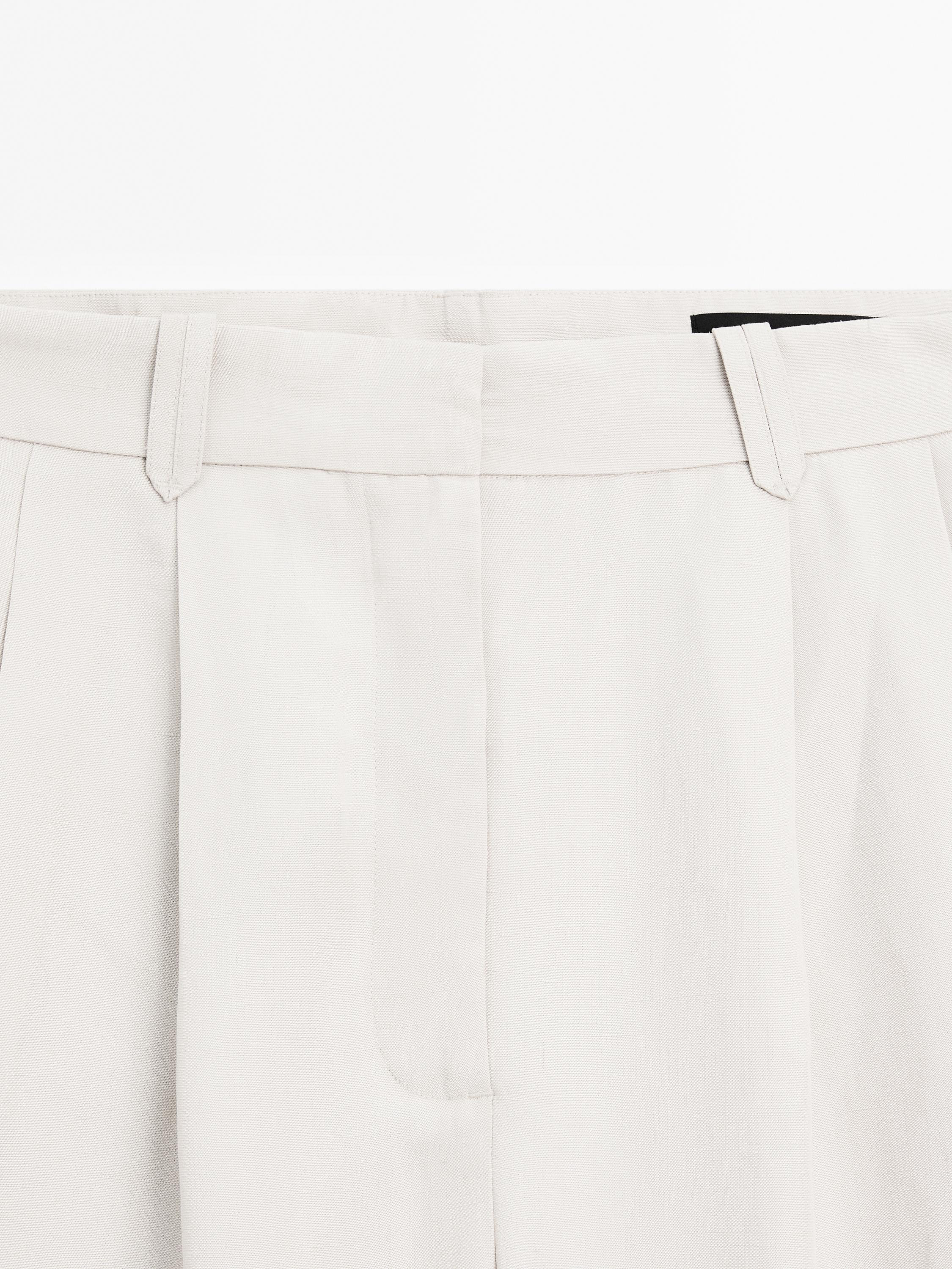 Bermuda. Hoher Bund. Bund mit Gürtelschlaufen . Hinter Stoffleiste verdeckter Reißverschluss mi... | Massimo Dutti DE