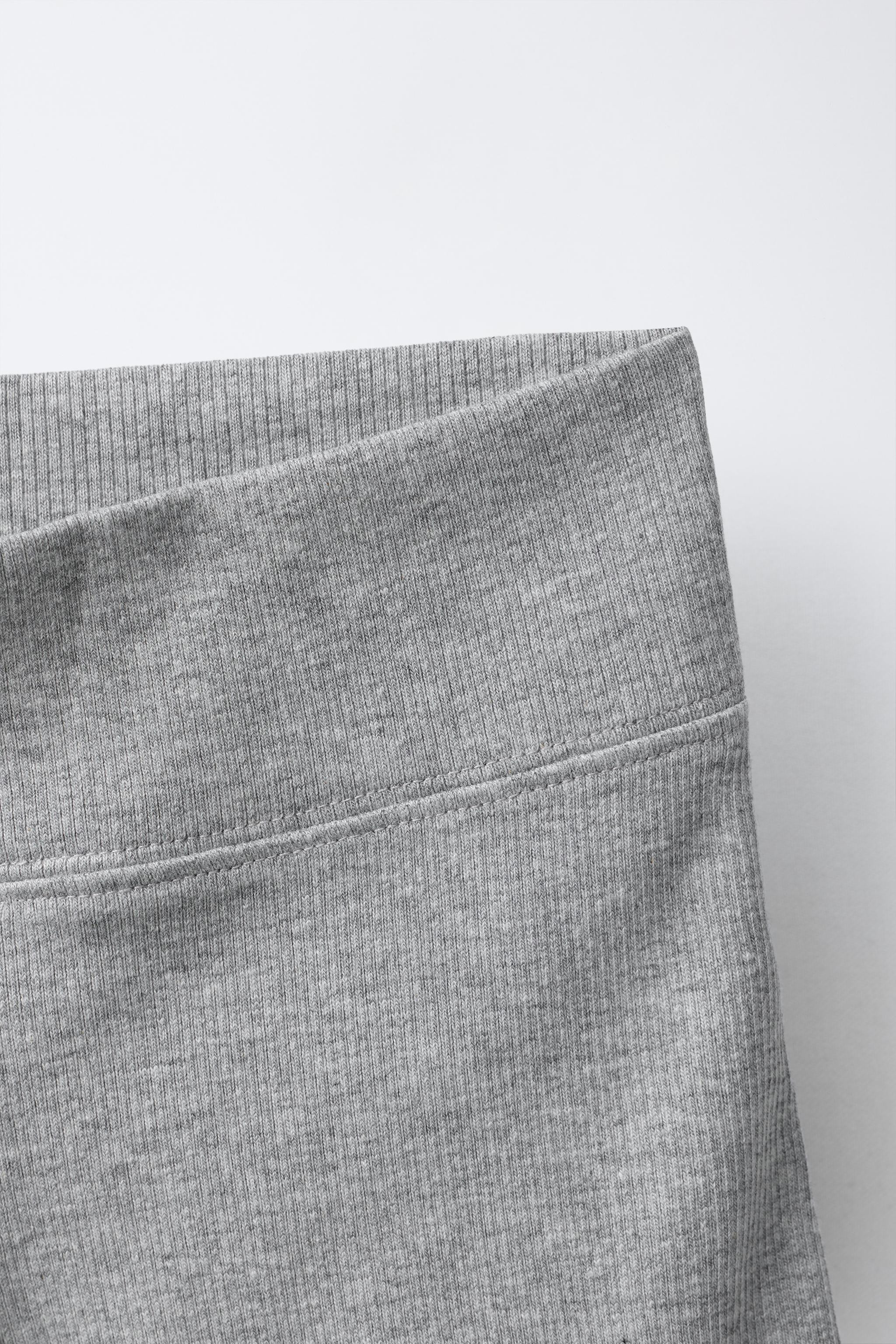 Ribbed short leggings with an elastic waistband.Model height: 56.3" (143 cm). Model wears size 9-... | Zara US