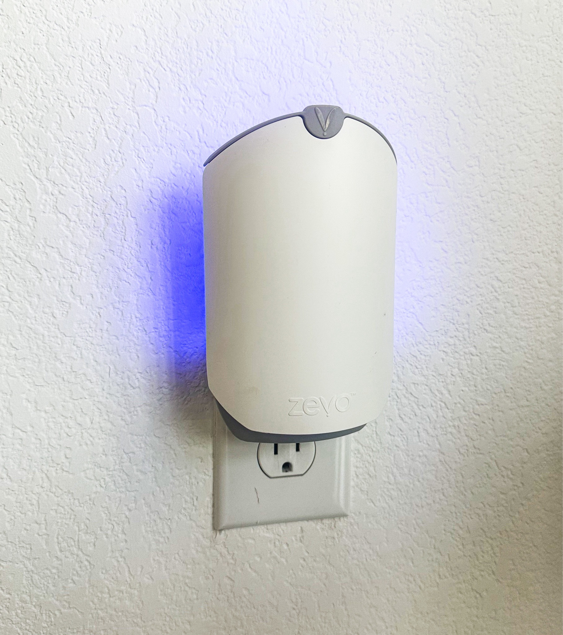 Indoor flying trap that’s a lifesaver and looks very discreet in the home! It continuously attracts flies and insects with its blue and UV light. Easy to replace the adhesive backing once bugs get stuck! 


#LTKHome