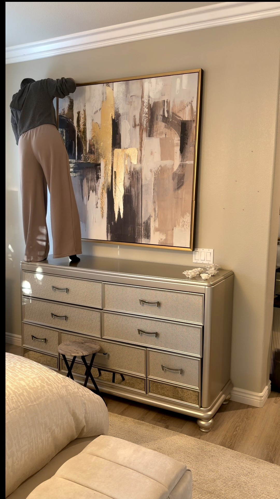 Dresser florals 

Mine are an old HomeGoods find, but these are the closest match I could find — same soft, hotel-inspired look.

Perfect for adding height + texture to bedroom styling 


#LTKSeasonal #LTKHome #LTKOver40