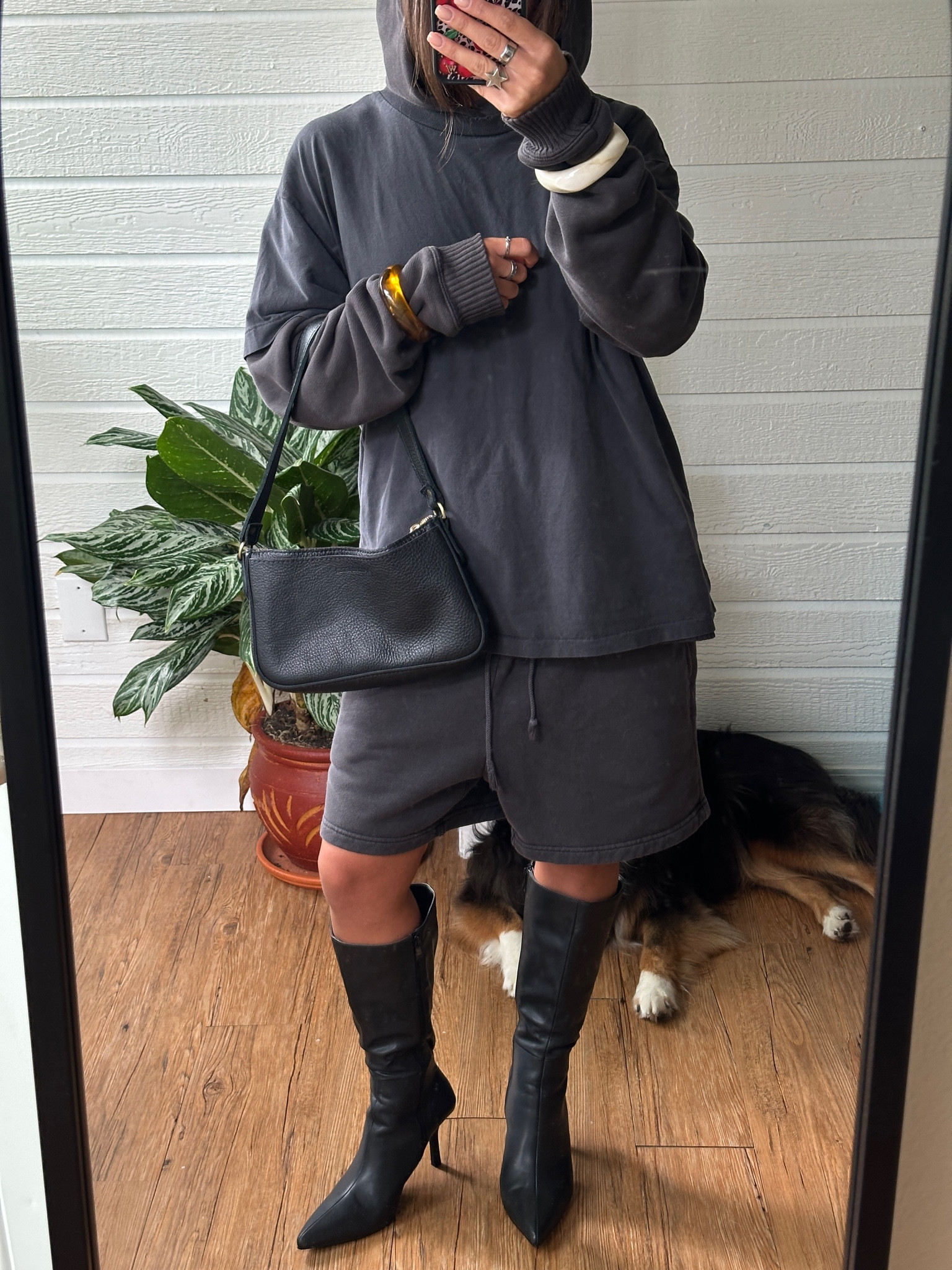 bag is portland leather and glasses are thrifted xx

#elwood #elwoodclothing #monochromatic #ootd #blackoutfit #outfitinspo 