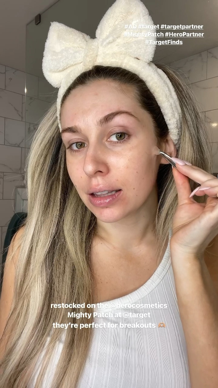 Looove the hero cosmetics mighty patch 🫶🏼 perfect for breakouts and absorbing gunk 

#LTKBeauty #LTKVideo #LTKFindsUnder50
