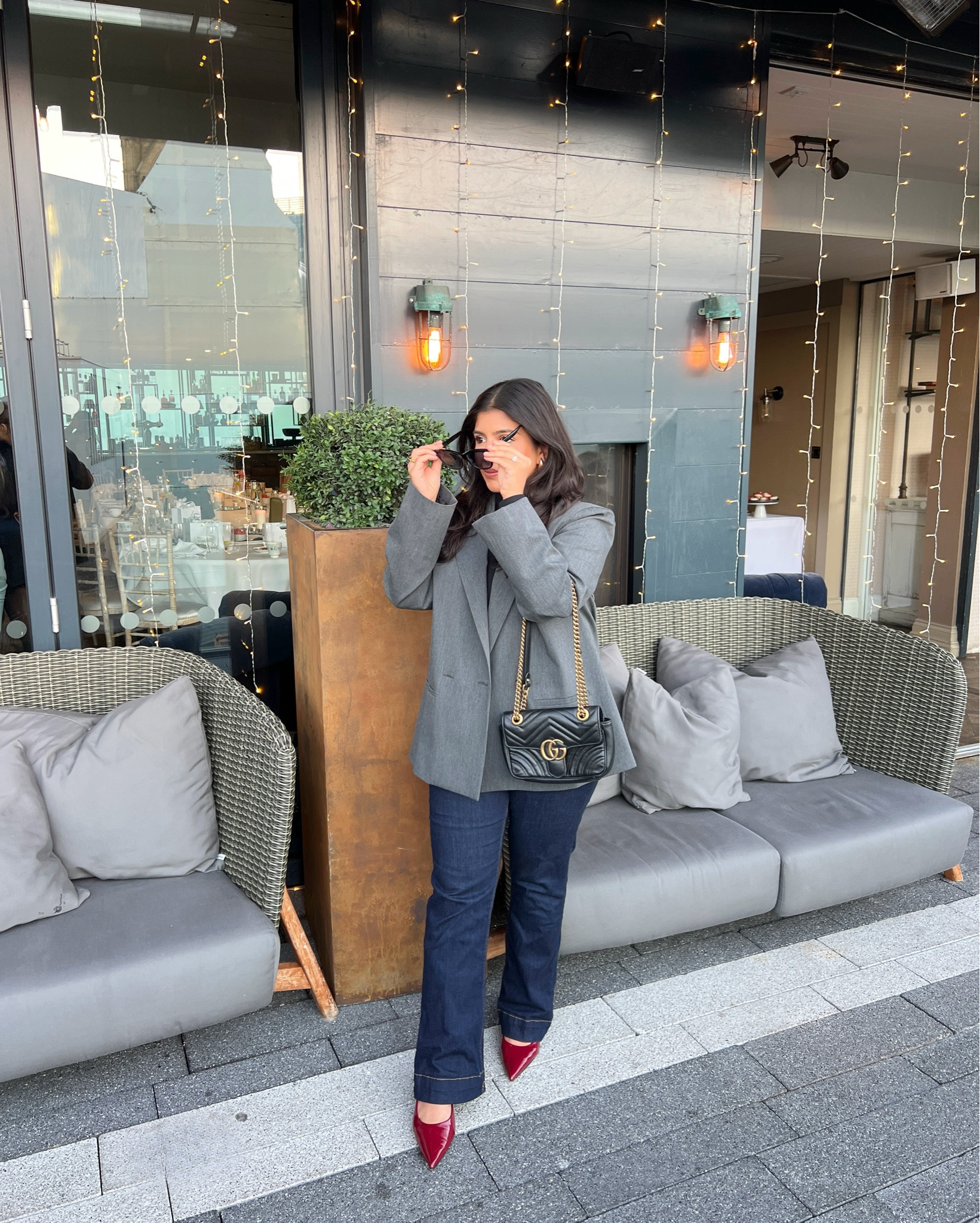 Girls, if you don't have these jeans yet, what are you waiting for?! 🙌 For a short girl like me, they seriously make me look taller! They’re high-waisted, super flattering, and the material is so soft 😍 I’m wearing L28 for reference!

Also, can we talk about this tailored oversized grey blazer? Effortlessly stylish and perfect for any occasion. And my @newlook polo neck? Still going strong after a few years! Timeless pieces that never go out of style. 

I wear small in blazer 

Everything is linked below ⬇️ #OOTD #StyleStaples #EffortlesslyChic #petitefashion #petitejeans #oversizedgreyblazer 

#LTKshoes #LTKworkwear #LTKwinter