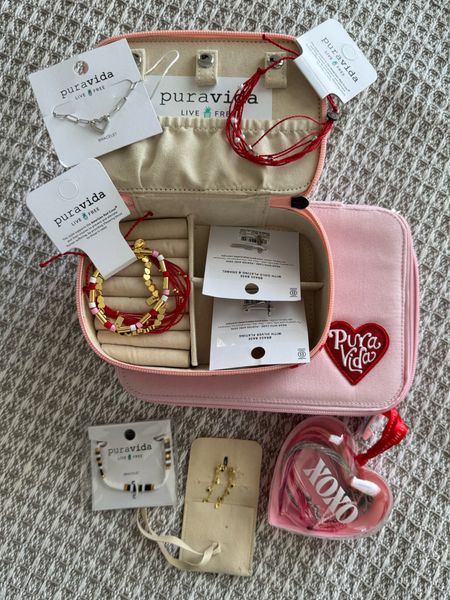 Pura Vida’s Valentine collection is so cute! I picked up a few pieces to wear, and a couple of storage cubes 🖤
#valentine #valentinesdsday #valentinesdayjewelry #galentine #galentinesday #puravida #ltktravel #ltkstorage#jewelrystorage #heartjewelry

#LTKstyletip #LTKSeasonal #LTKGiftGuide