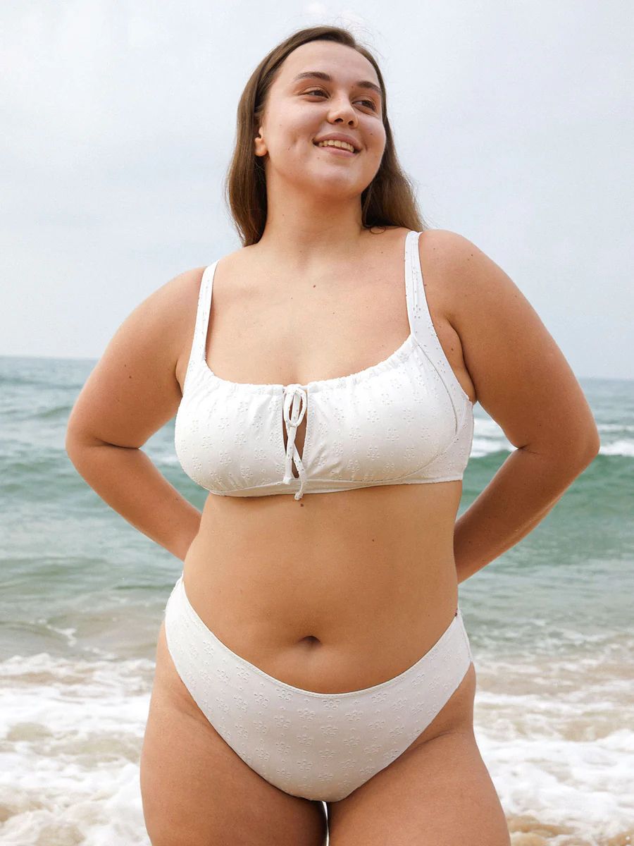 Floral Cutout Drawstring Plus Size Bikini Top & Reviews - White - Sustainable Plus Size Bikinis |... | BERLOOK