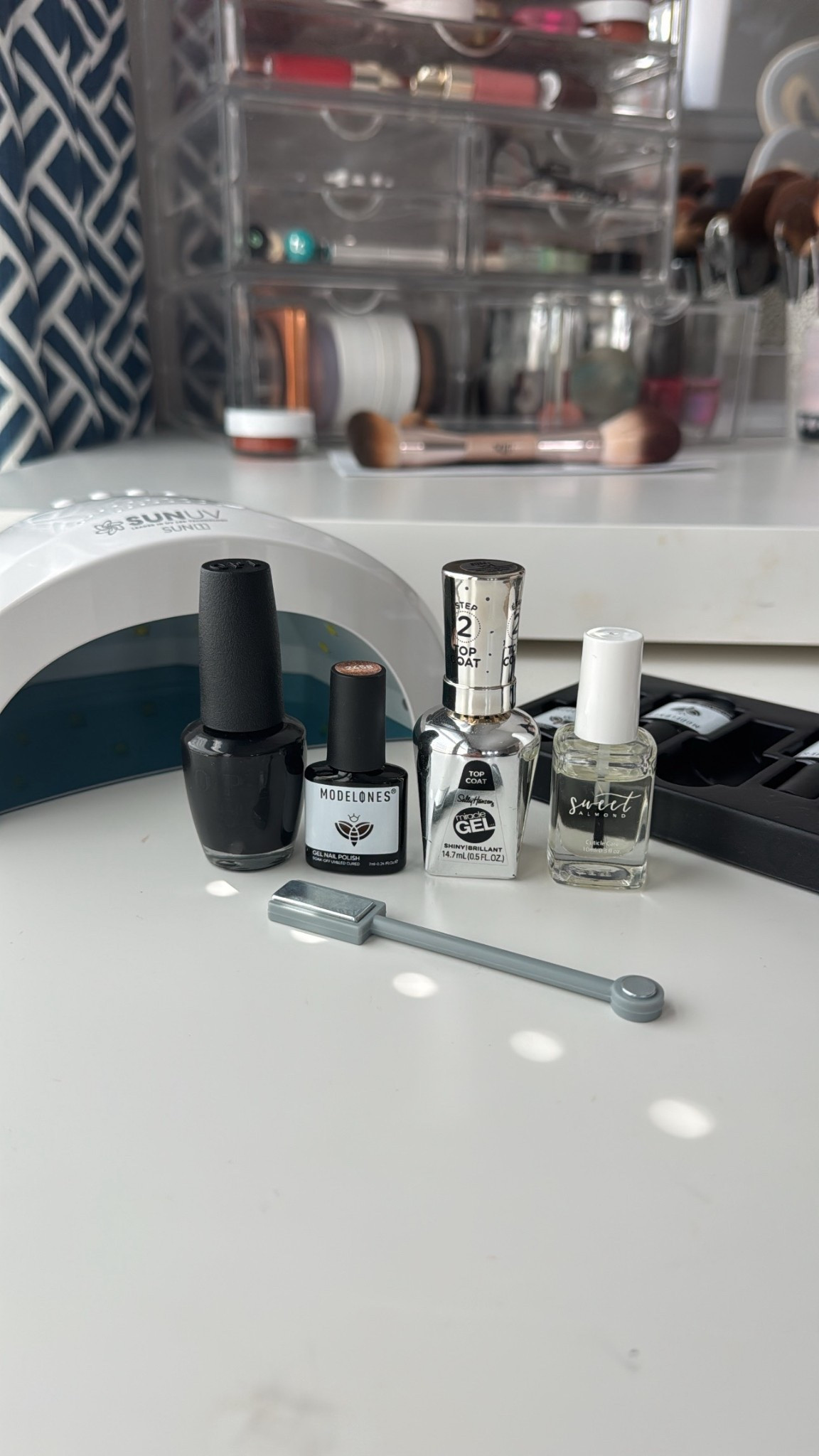 What I use to get a “halo 3D” effect on my nails! One coat of black then top with shimmer gel polish. The shimmer gel polish comes in a pack of 6 colors and I use the magnet wand to create the effect. Top with a gel top coat and cure with LED lamp. 