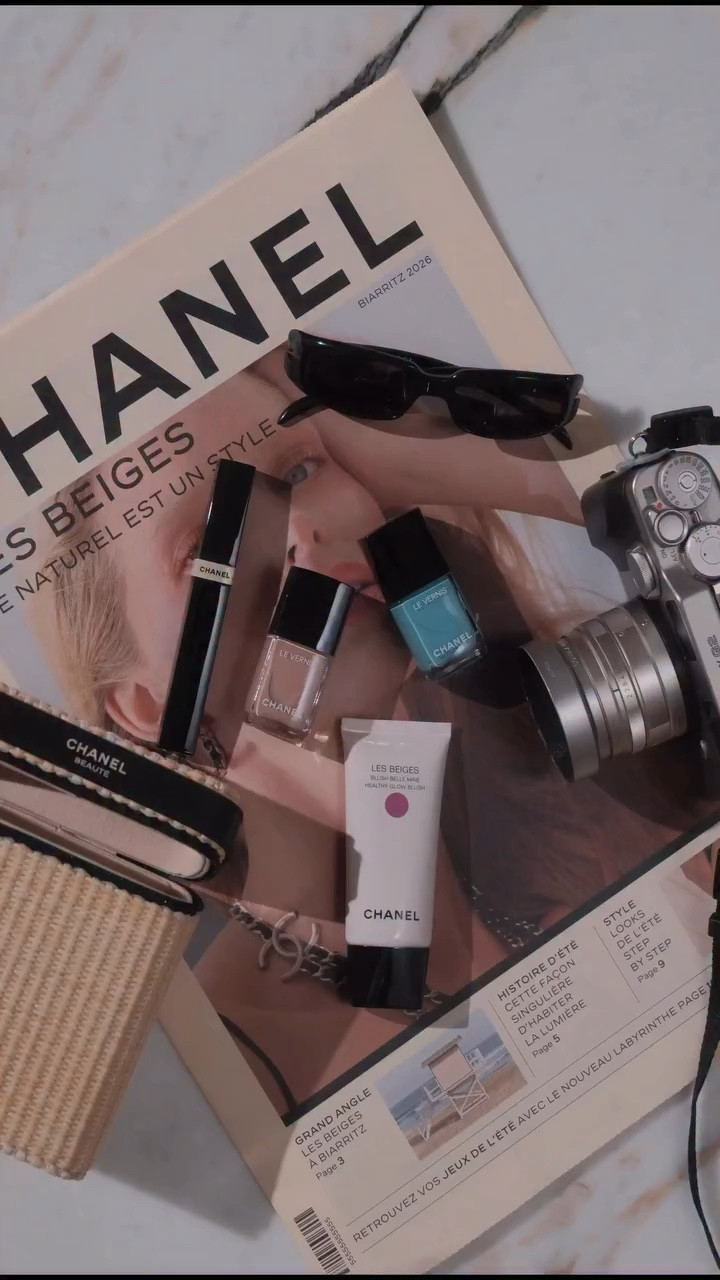 Summer loading with @chanelofficial 
The lipstick is Rouge Coco Flush in 203.
@welovecoco #welovecoco