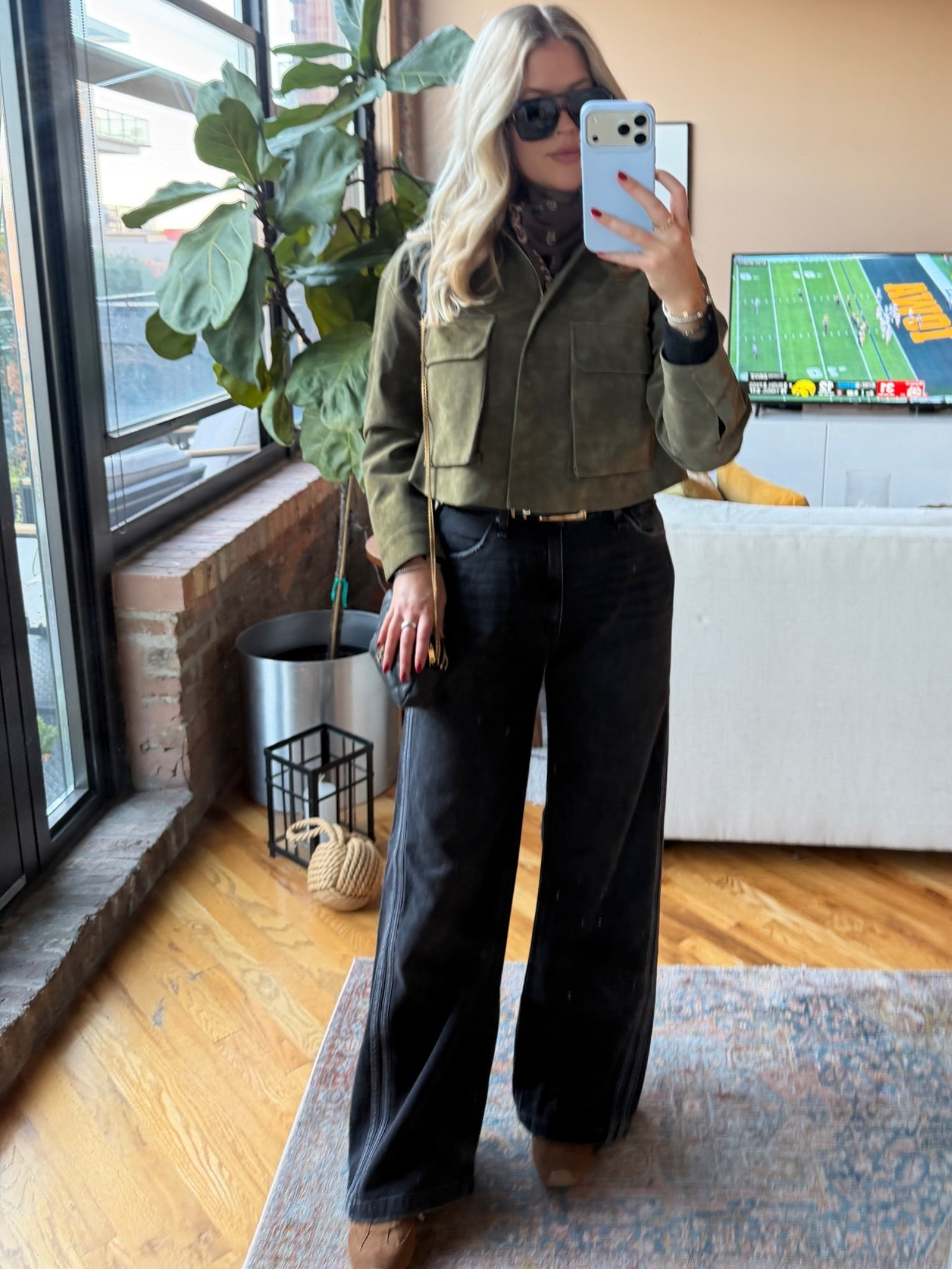 Fall fit

Suede jacket: Hudson
Jeans: Hudson
Bandana scarf: Gap
Suede sneakers: Steve Madden 

Fall fashion, ootd, outfit inspo, contemporary