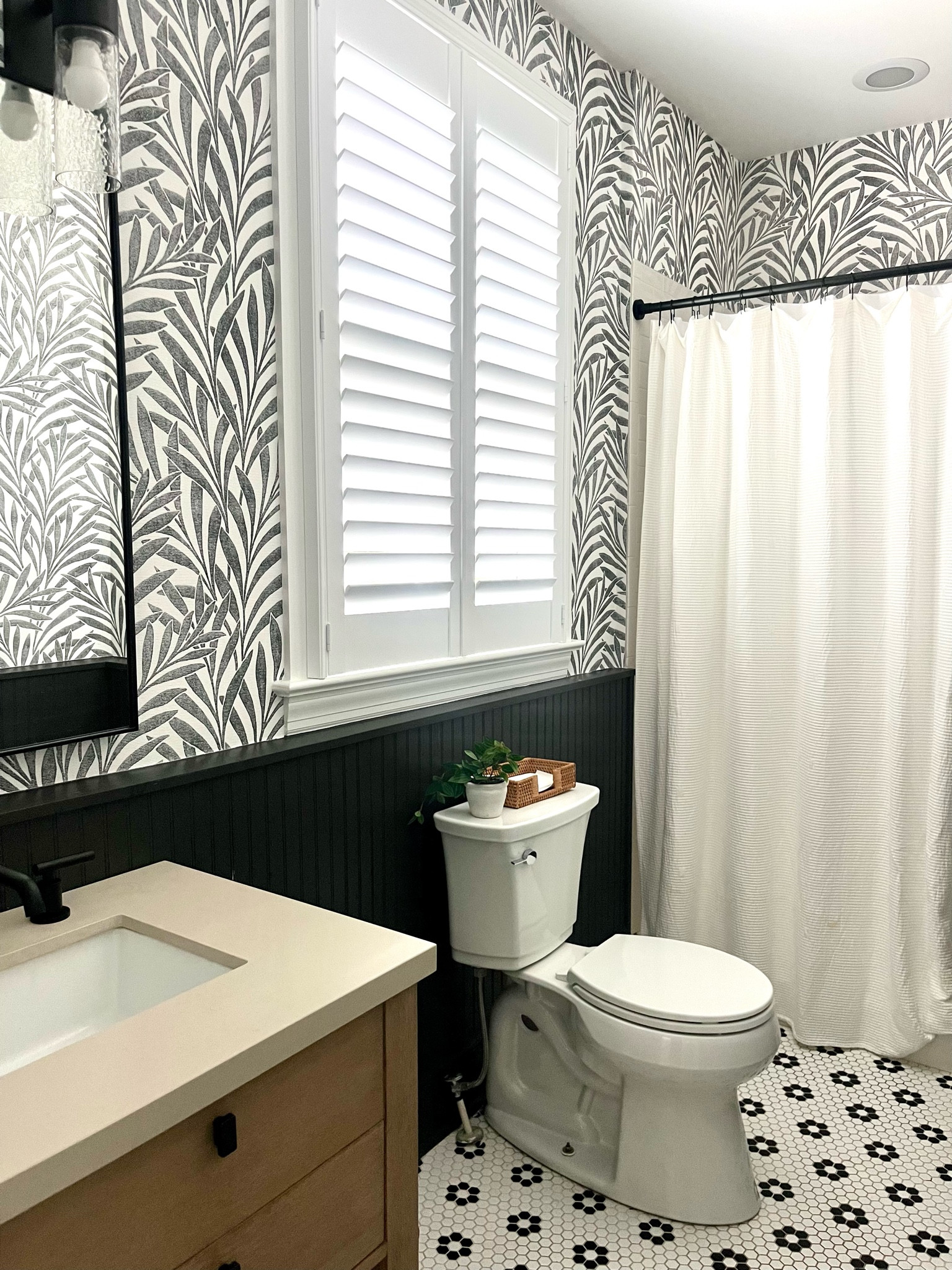 Black and White Bathroomm