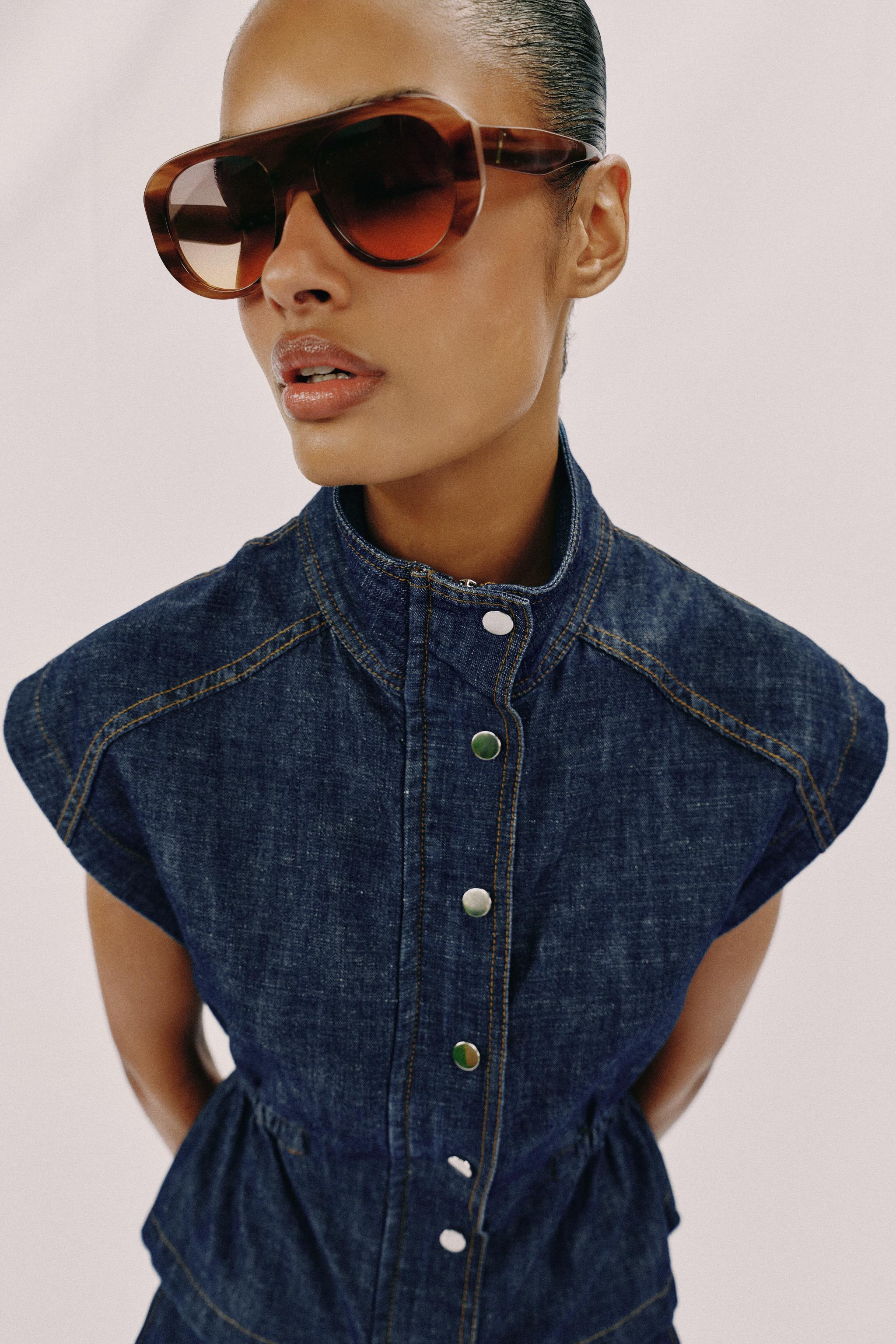 Vest made of linen. High collar. Elastic waist. Front zipper and snap button closure. | Zara US