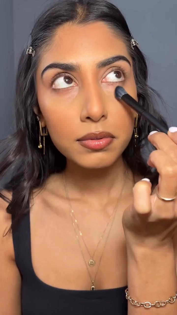 let’s try a new concealer brush, using the LC01 from @rephr.to 
.
.
.
#concealer #concealerbrush #makeupbrushes #softmakeupbrush #blendingbrush