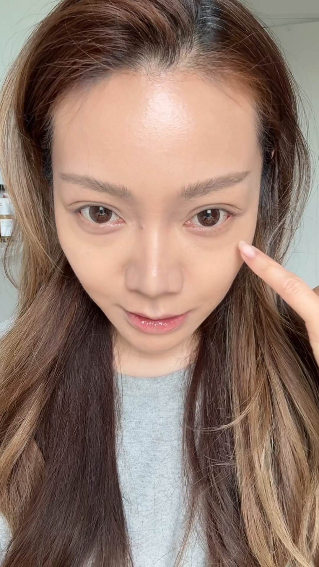 Cover dark circles and hollow eyes 