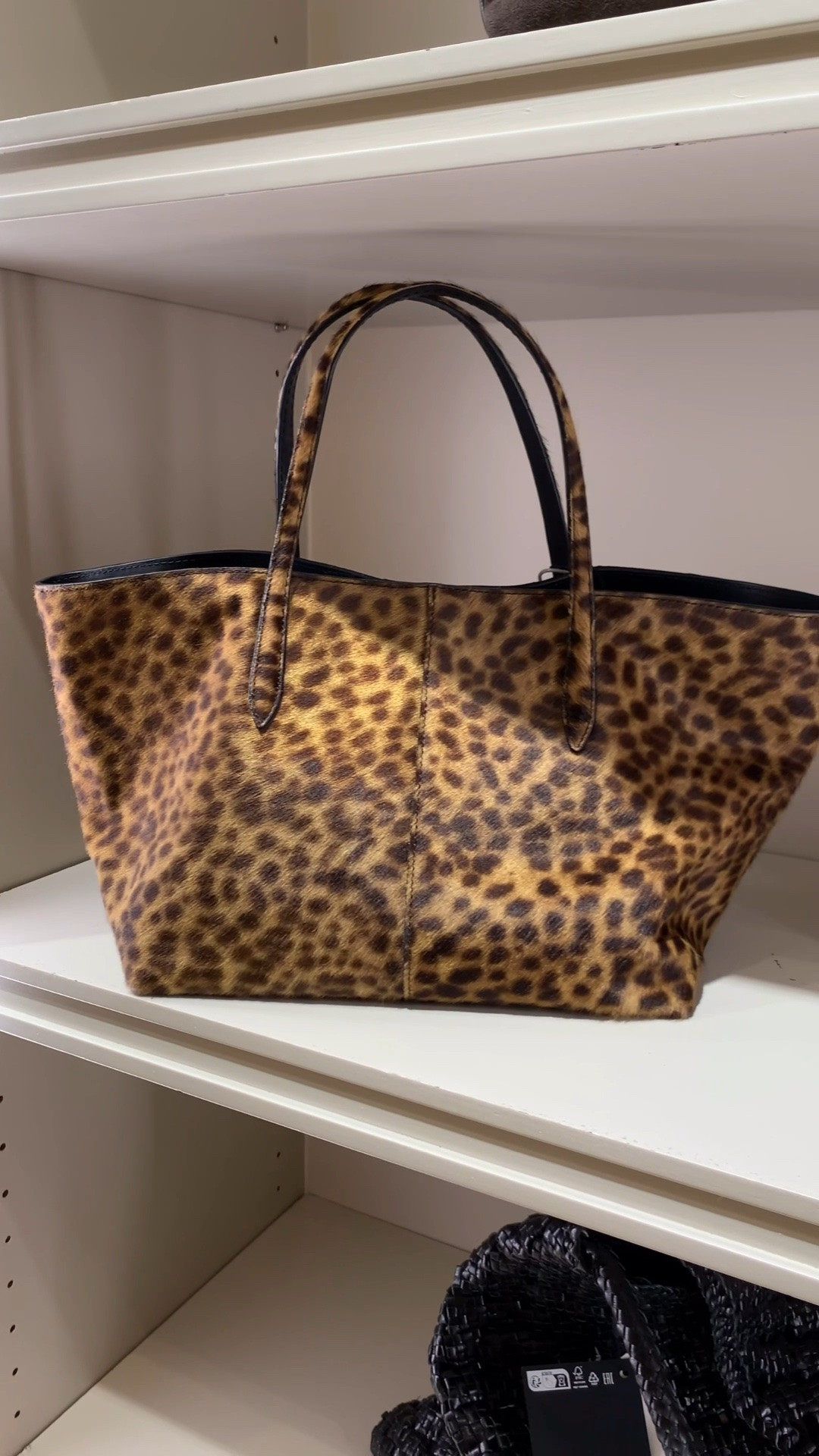 The trending IT bag for fall/winter 🖤

Tags: early fall, leather bag, tote bag, animal print bag, pre-fall, leopard print shoulder bag.

#LTKbag #LTKautumn #LTKtravel