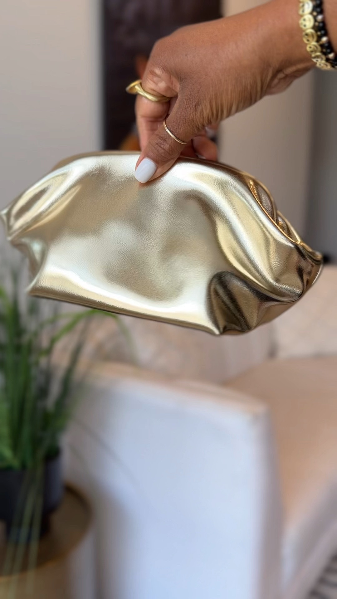 the gold tho!!! it’s sooooo kayute!
it’s the perfect size for all your essentials 🤌🏾✨

#fashion #handbags #purse #fashionbags #cutebags

#LTKStyleTip #LTKItBag