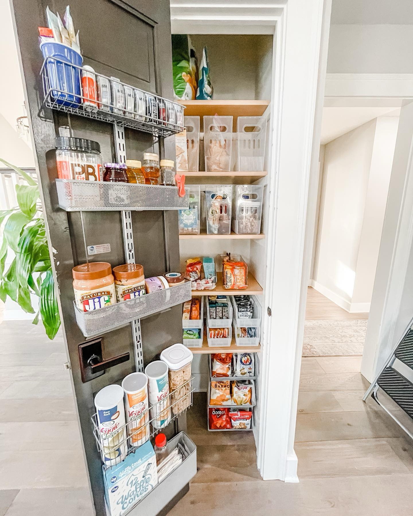 Did you know the first family pays their own grocery bill? I’m so curious to know what snack of choice @joebiden likes to have on hand!
•
The official “transfer of families” takes place on Inauguration Day in just five hours...furniture, art, groceries, stocked bathrooms, unpacked closets...talk about efficiency! 
•
This pantry also got a makeover of its own this week with new product that helps maximize those deep, yet narrow shelves!