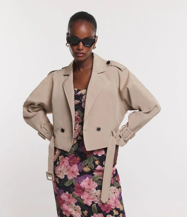 Jaqueta Trench Coat Curta Alfaiatada com Fivelas na Barra e Punhos Bege | Renner (BR)