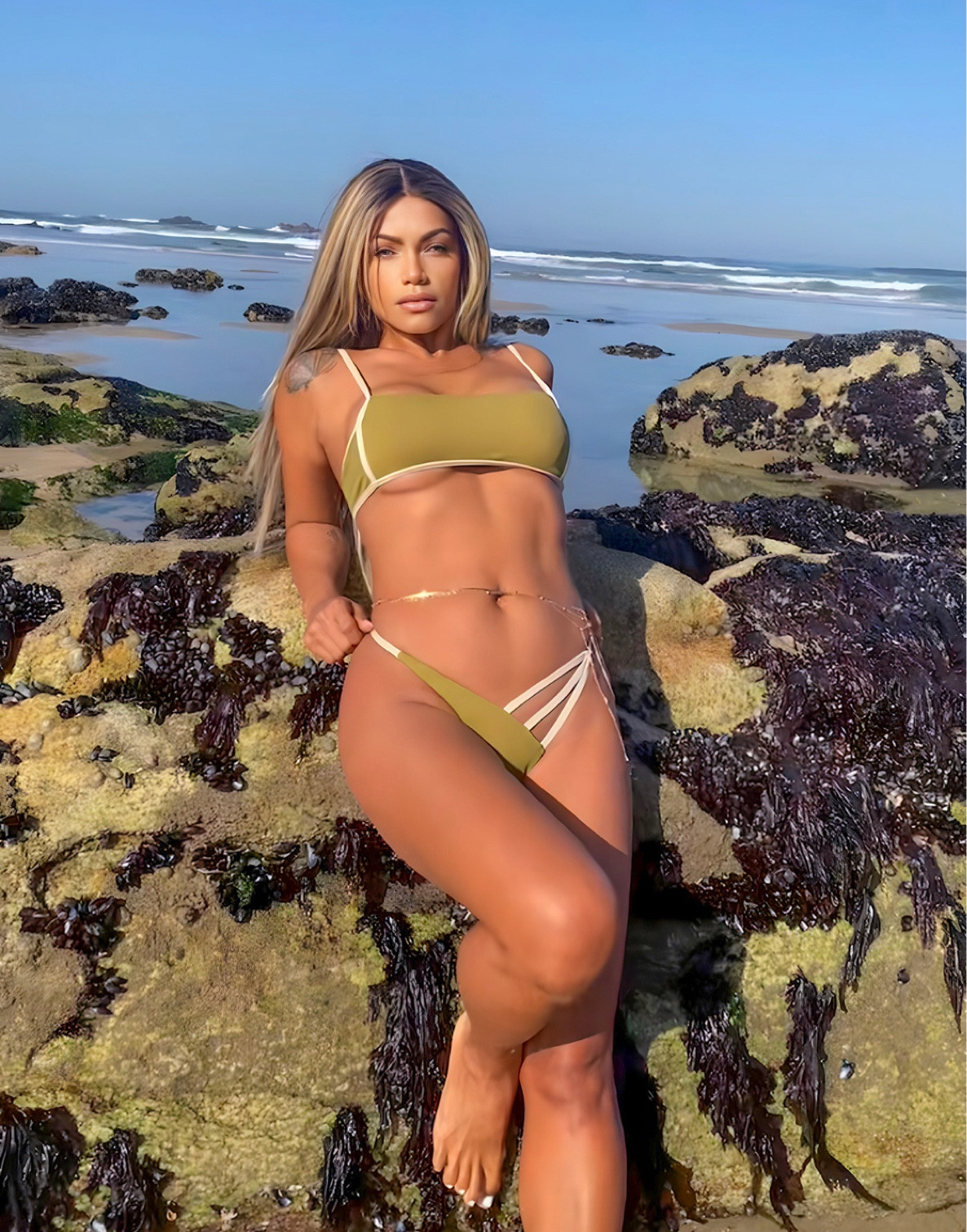 Bikini verde oliva, com detalhes na parte de baixo. Super lindo, e moderno para o verão. 
#bikinis#praia#roupadebanho

#LTKswim