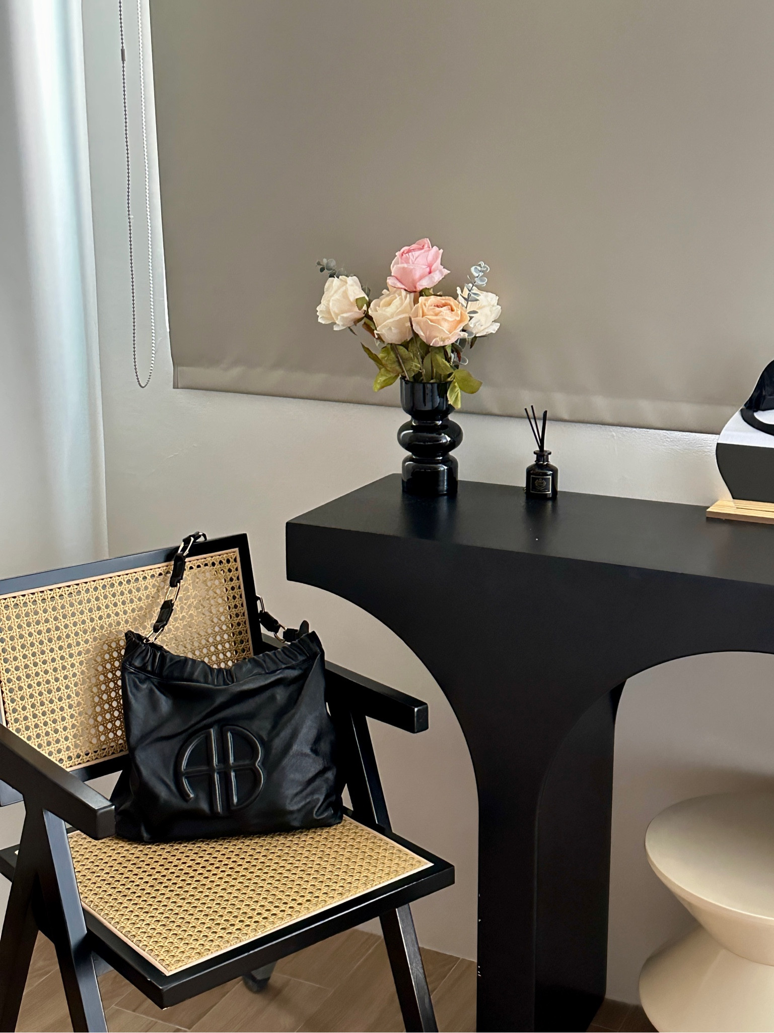 Anine Bing Kate Shoulder Bag限時8折
這次來台灣帶著他到處跑
包身很輕容量大非常實用
雖然是小羊皮材質但不太怕水
淋點雨到室內後擦ㄧ下就好了
實用性100分
8折碼:  SPRING20


#LTKAsia #LTKsalealert #LTKitbag