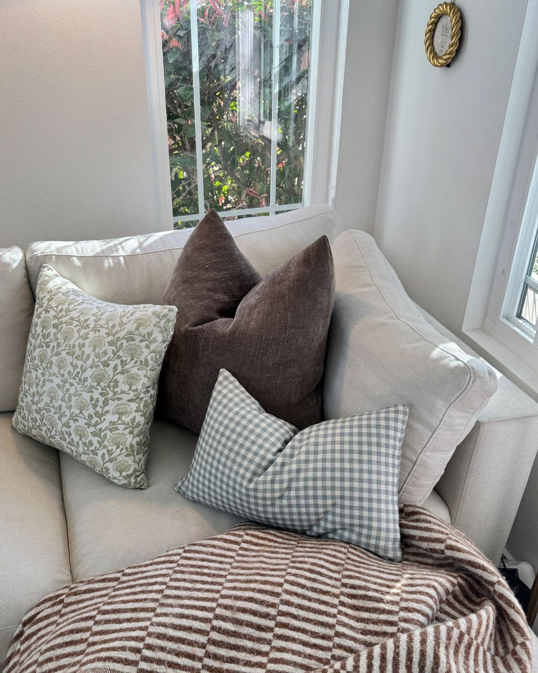 Living room decor, living room pillows, gingham decor, throw pillows, throw blanket 


#LTKHome #LTKFindsUnder50 #LTKStyleTip