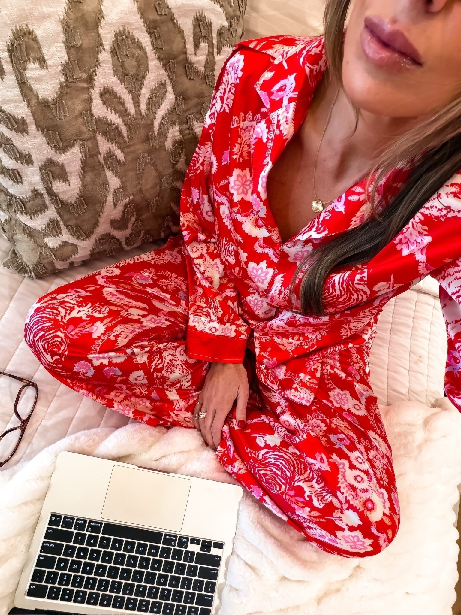 Elevated pj set from Amazon, boujie pajamas, affordable pjs from Amazon, themominstyle, gifts for mom

#LTKmomlife #LTKSeasonal #LTKootd