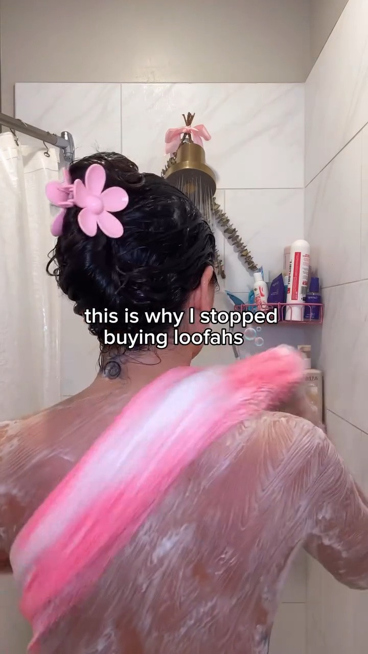 This African net sponge reaches my entire back so easily and gives a better lather than a loofah👏 I love that it’s also machine washable and makes my shower routine feel so much more effective and clean🫧 Such a simple switch but it completely changed how I exfoliate🤌 It’s linked on my LTK & Amazon storefront💖

#loofah #exfoliating #exfoliation #showerroutine #amazonfinds
