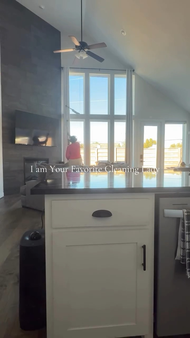 Clean with me!!! 

#highceilings #cleaninglady #dustcollector #dustitoff #cleaningmotivation