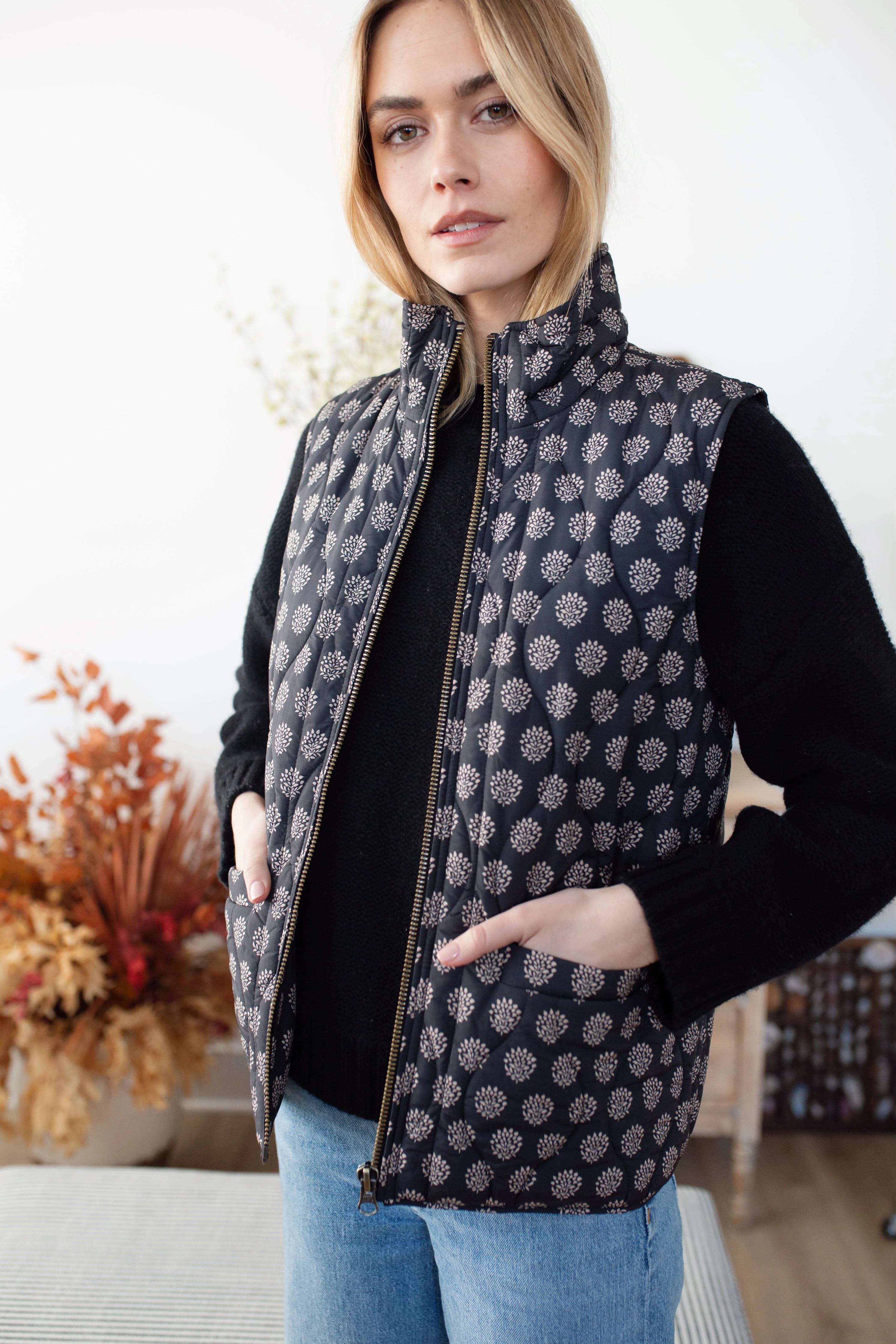 Printed Puffer Vest - Black Mini Meadow | Marea