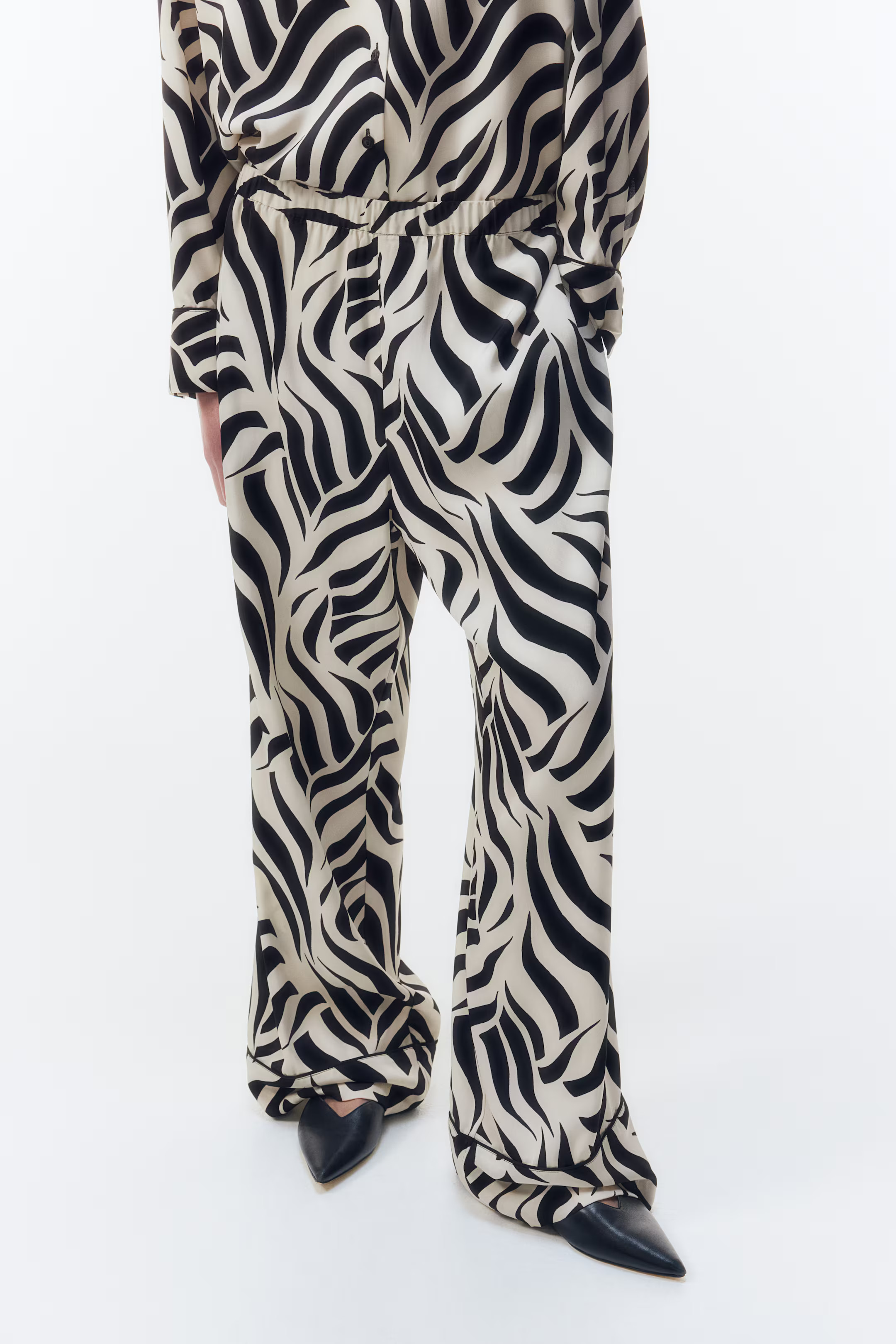 Loose-fit twill trousers | H&M (UK, MY, IN, SG, PH, TW, HK)