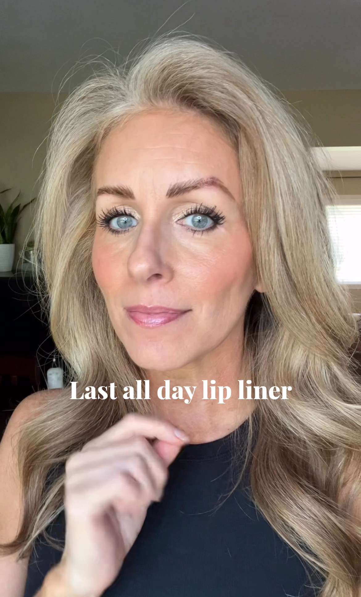 This peel off lip liner last all day and is the perfect nude lip color  