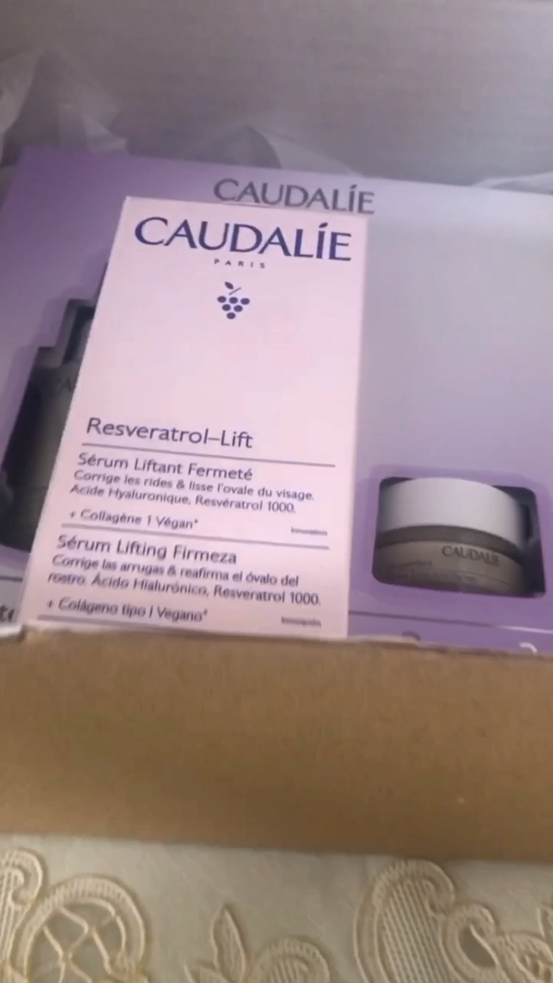 Hoje eu com compartilhar o recebido super especial que chegou na minha casa.

Esse sérum Reverastrol anti-idade firma visivelmente a pele com efeito lifting para suavizar a aparência das rugas. Formulado com a patente exclusiva da Caudalie com Resveratrol, Ácido Hialurônico e Colágeno Vegano 1, é 3x mais eficaz do que o Retinol para firmar a pele. Sua composição eficaz rejuvenesce a pele sem causar sensibilidade. Adequado para todos os tipos de pele.

A coleção antimanchas Vinoperfect antimanchas é um  best-seller da Caudalie com eficácia comprovada para tratar manchas e olheiras.

Nesse kit estão inclusos :

Vinoperfect Sérum Antimanchas 30ml

Trata todos os tipos de manchas e uniformiza o tom da pele. Adequado para todos os tipos de pele, seguro para ser usado durante o dia e durante a gestação.

Mini Vinoperfect Creme de Olhos Antiolheiras com Niacinamida 5ml

Trata todos os tipos de olheiras: azuis, roxas, castanhas e escuras. Hidrata e ilumina o contorno dos olhos com o auxílio do aplicador de cerâmica refrescante. 

Mini Creme Hidratante Antimanchas 15ml

Uniformiza, hidrata e ilumina instantaneamente a pele.

Os produtos estão a venda no site da Caudalie e também na Sephora .#LTKHolidaySale #CreatorNovemberLTK

#LTKCyberWeek #LTKVideo