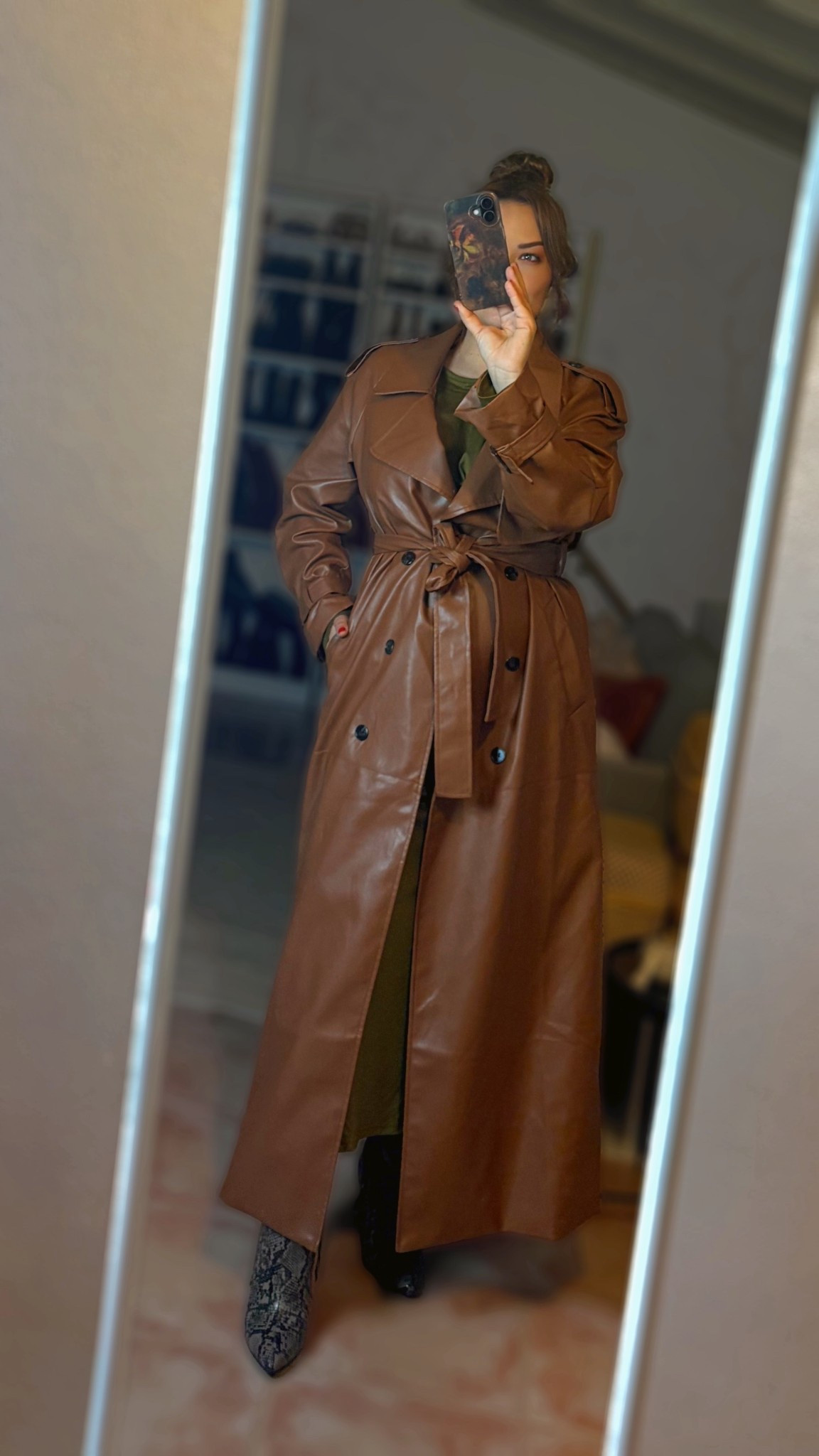 Look con trench marrónn