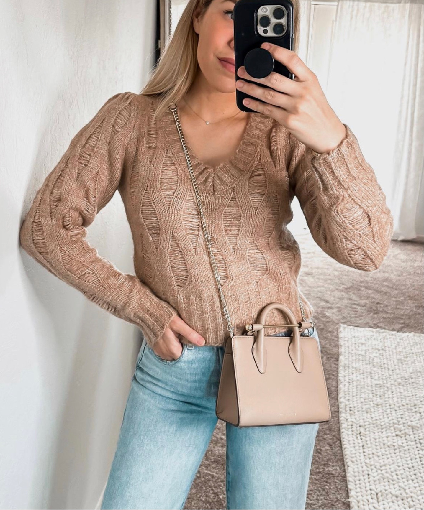 Sweater
Tote bag 

#LTKFind #LTKSeasonal #LTKunder100