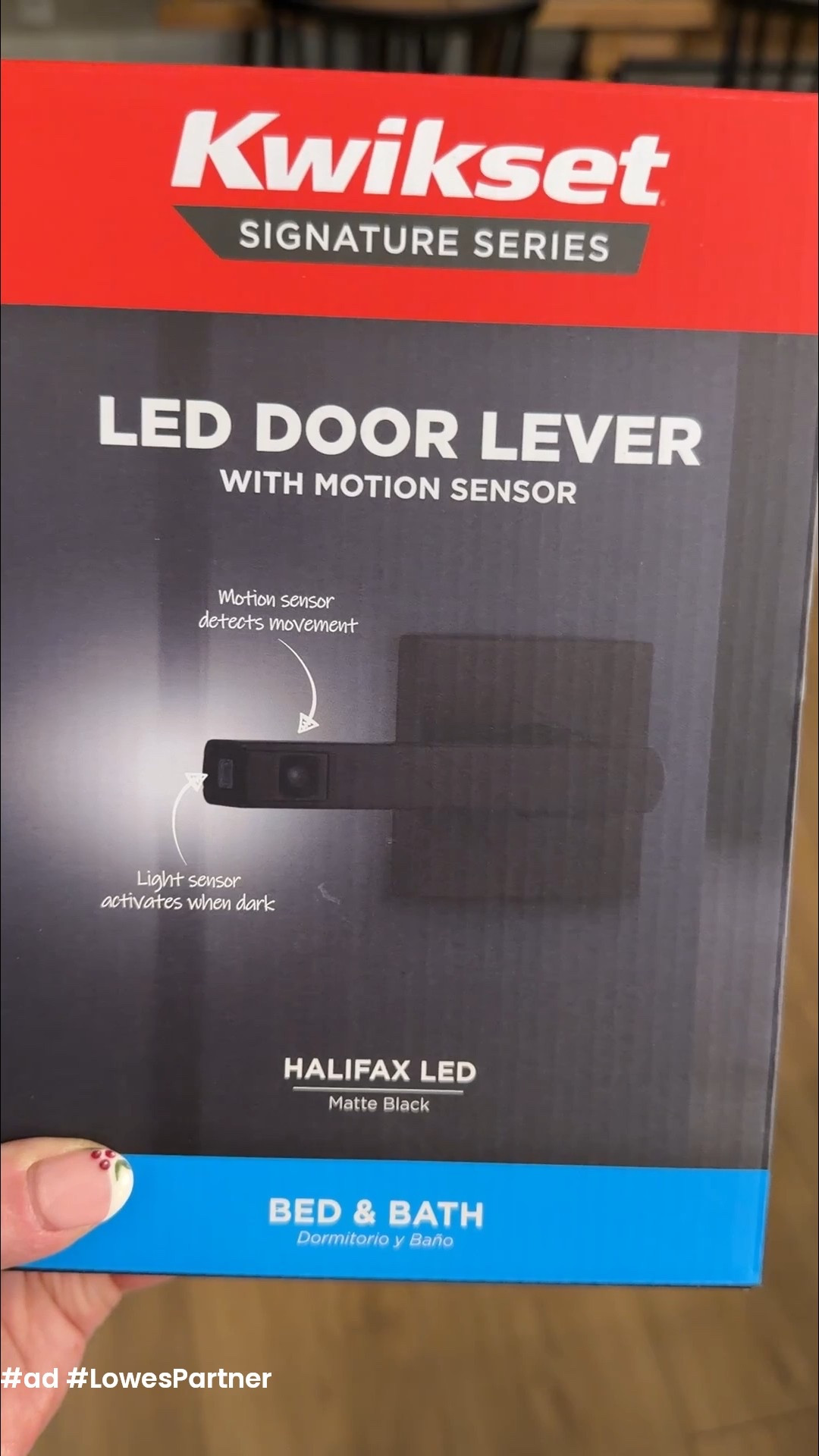 What is this magic?! A motion detecting LED light up door knob? For those dark
entry/garage doors, bathroom hall doors this would be perfect!
#LowesPartner #loweshomeimprovement #ad