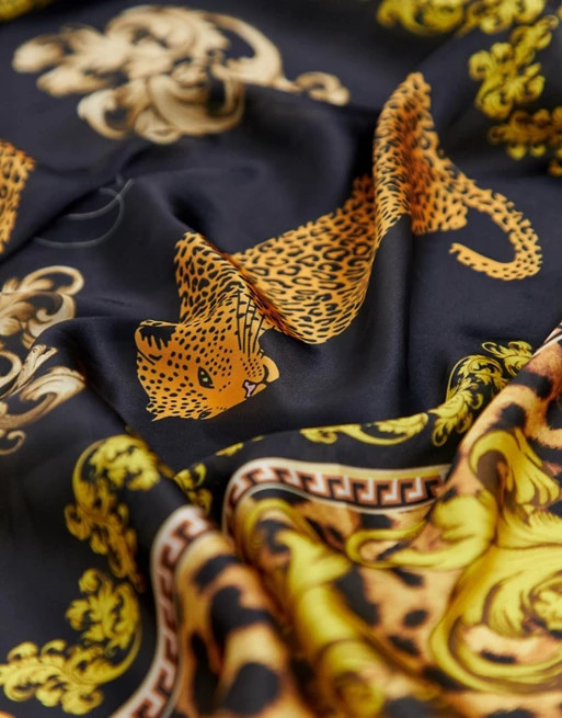 Monki – Schal in Schwarz mit Kettenmuster bedruckt | ASOS DE