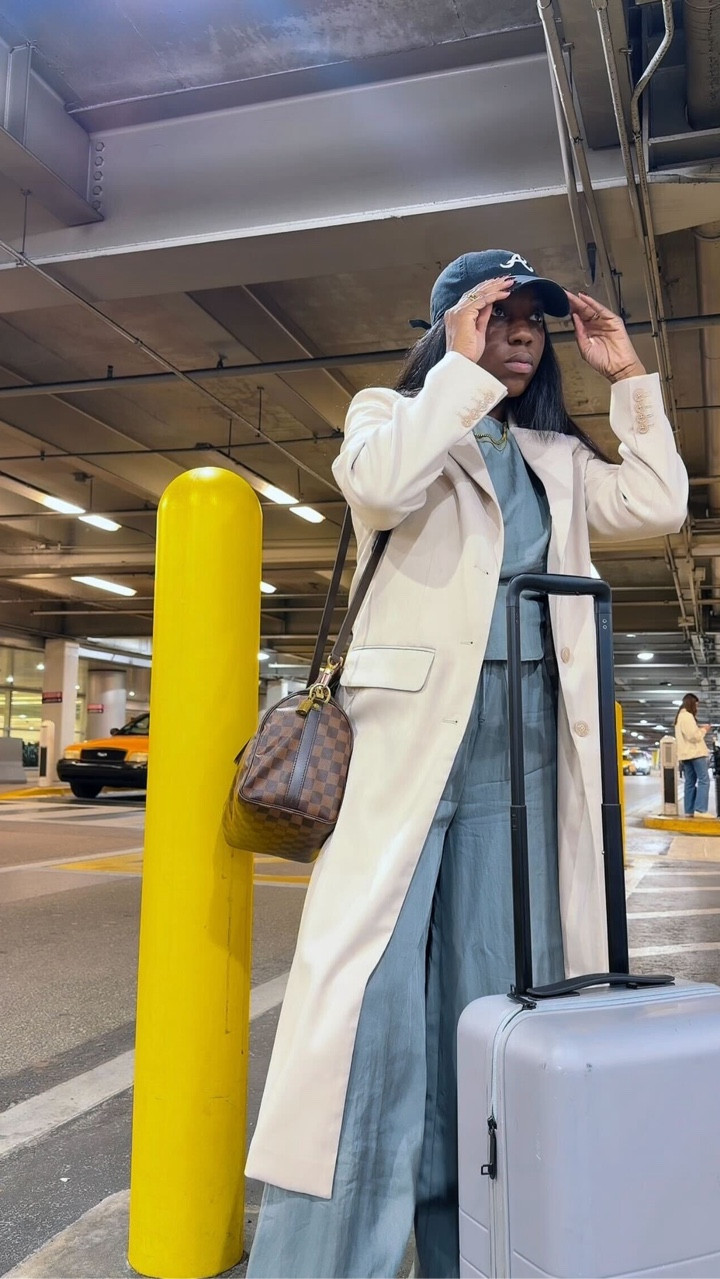 Delayed flights and tired eyes… but we made it to Miami 😅✨ Basel, I’m ready!

#artbasel #miamiartweek #travel