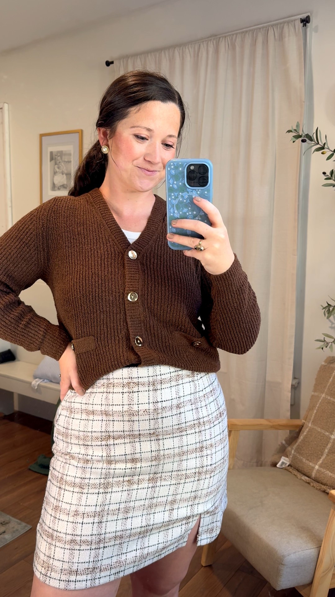 Fall outfits. Chocolate brown cardigan. Mini skirt 